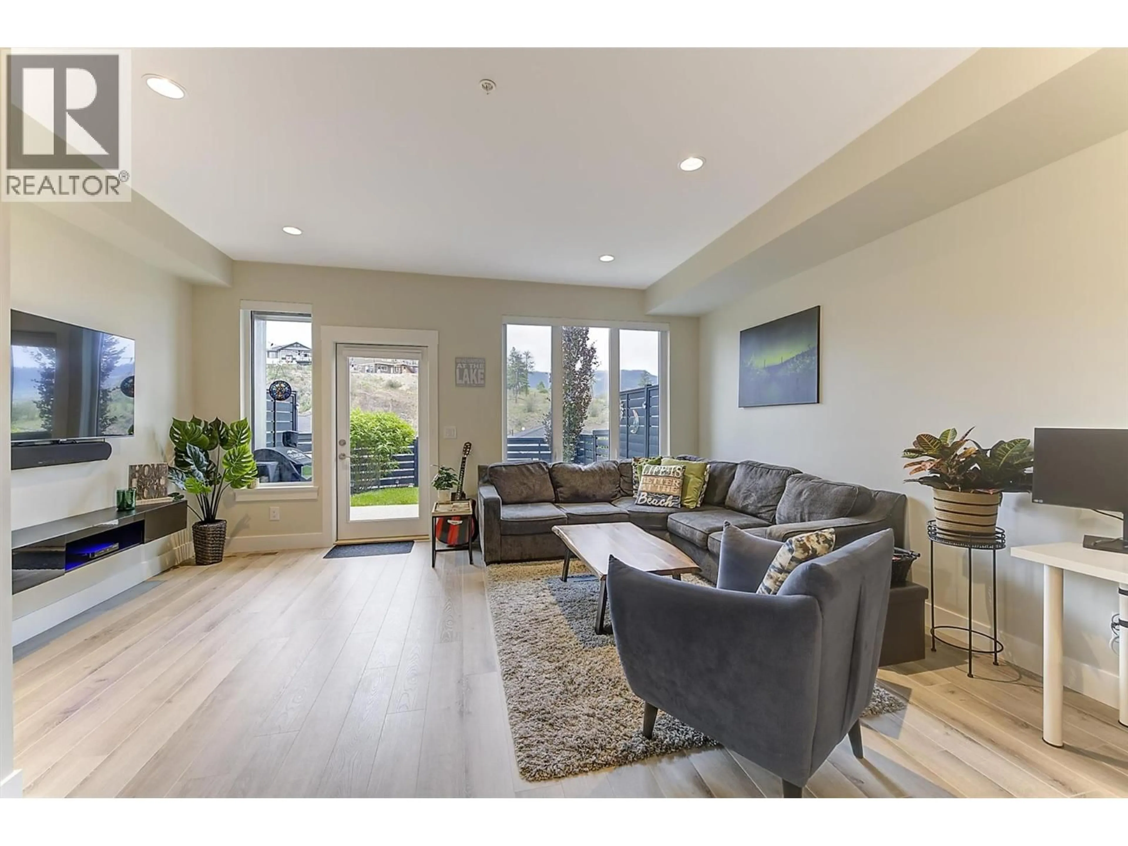 Living room with furniture, wood/laminate floor for 43 - 12798 LAKE HILL DRIVE, Lake Country British Columbia V4V2W5