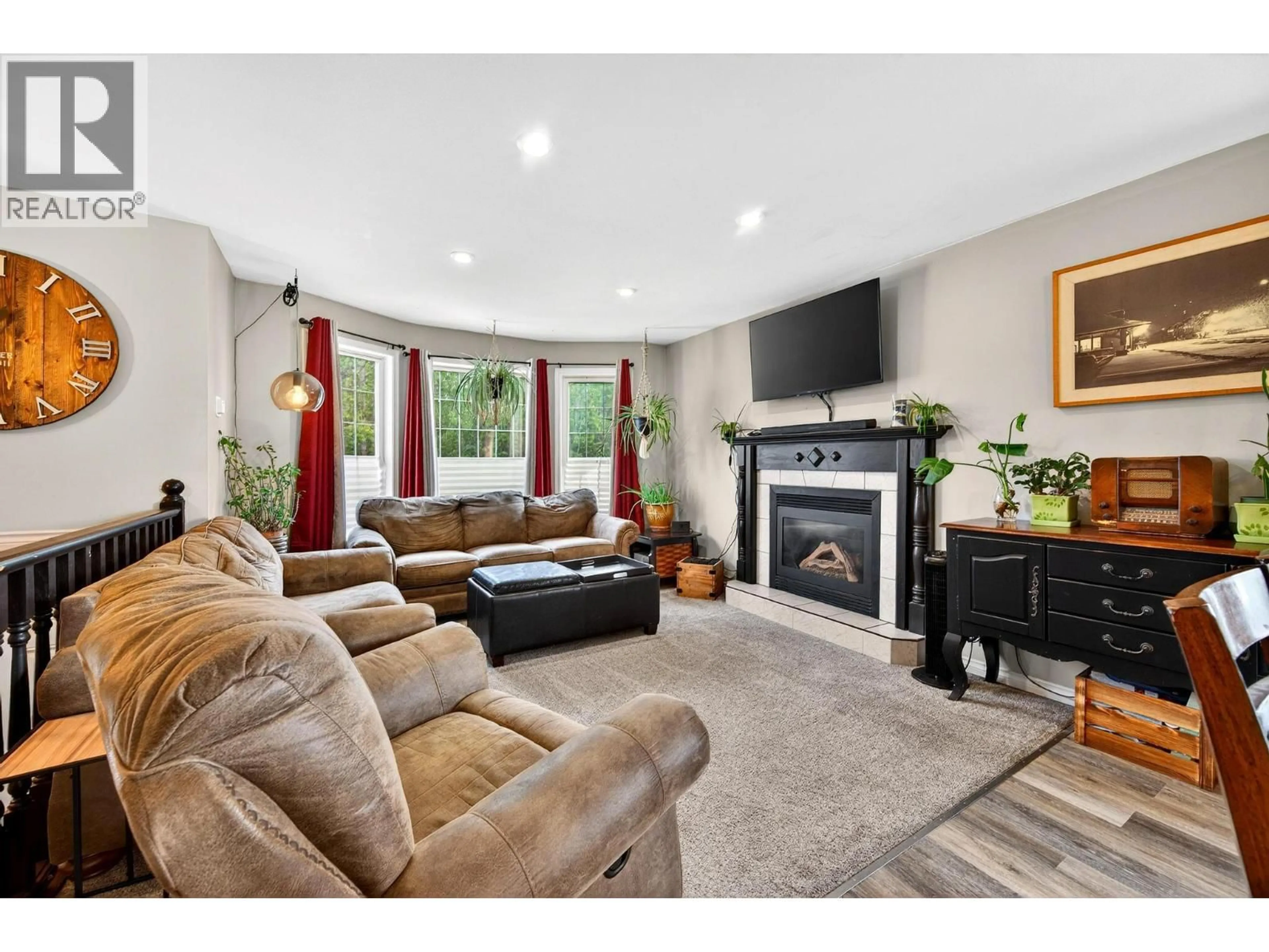 Living room with furniture, unknown for 517 12TH STREET SOUTH, Golden British Columbia V0A1H0