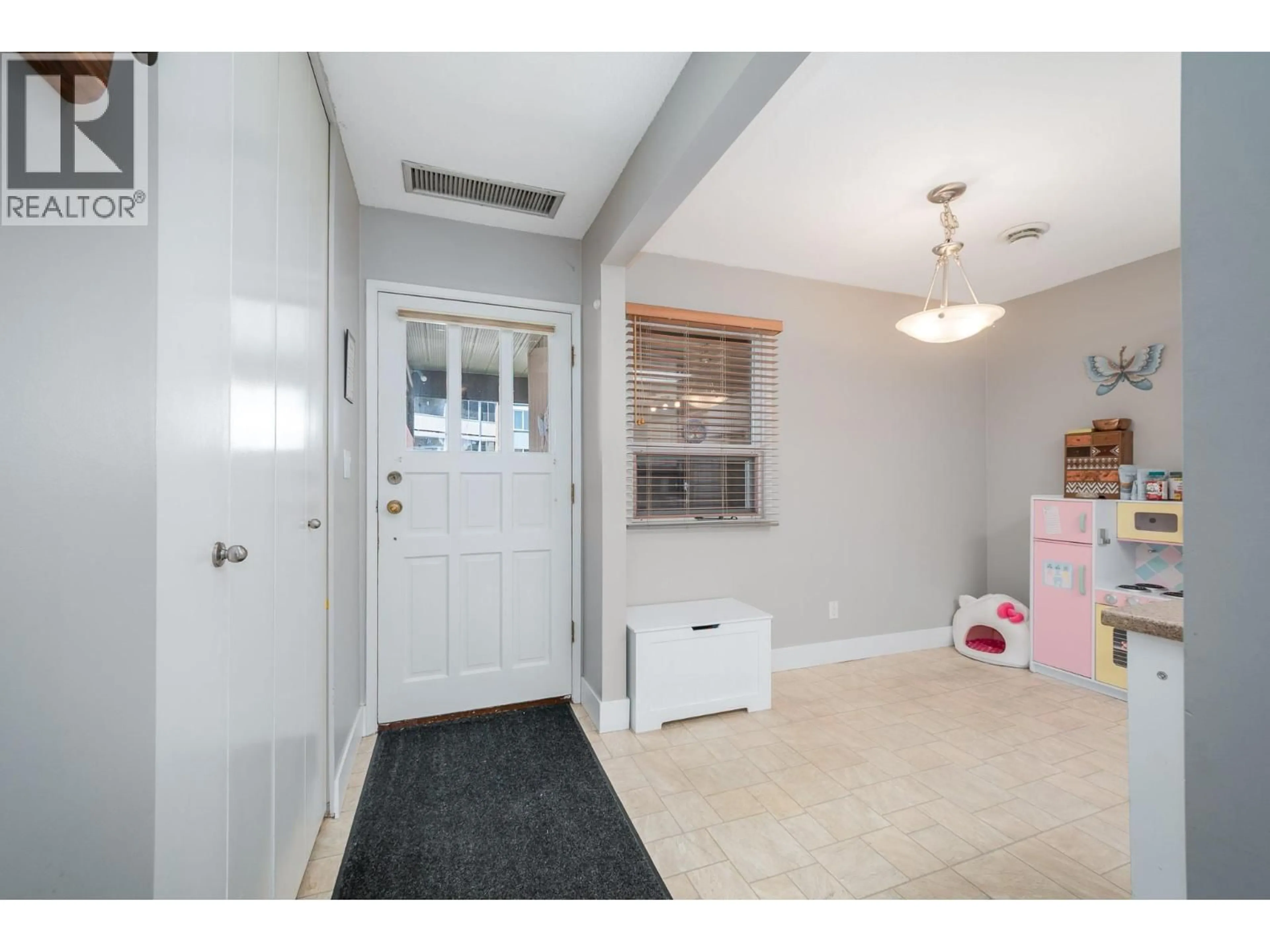 Indoor entryway for 210 - 1660 UFTON COURT, Kelowna British Columbia V1Y8G7