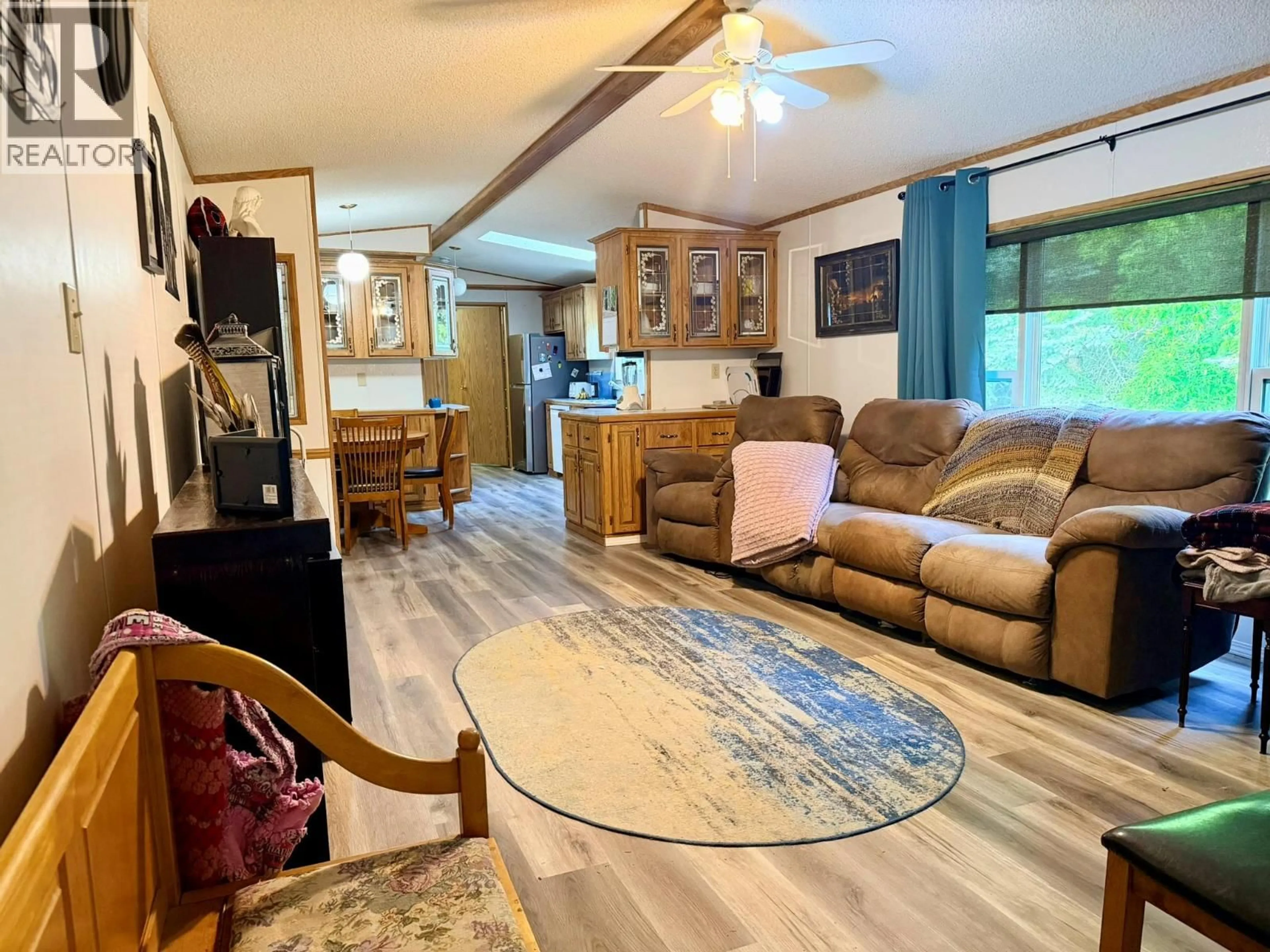 Living room with furniture, wood/laminate floor for 20 - 1436 NORTH WEST BOULEVARD, Creston British Columbia V0B1G6
