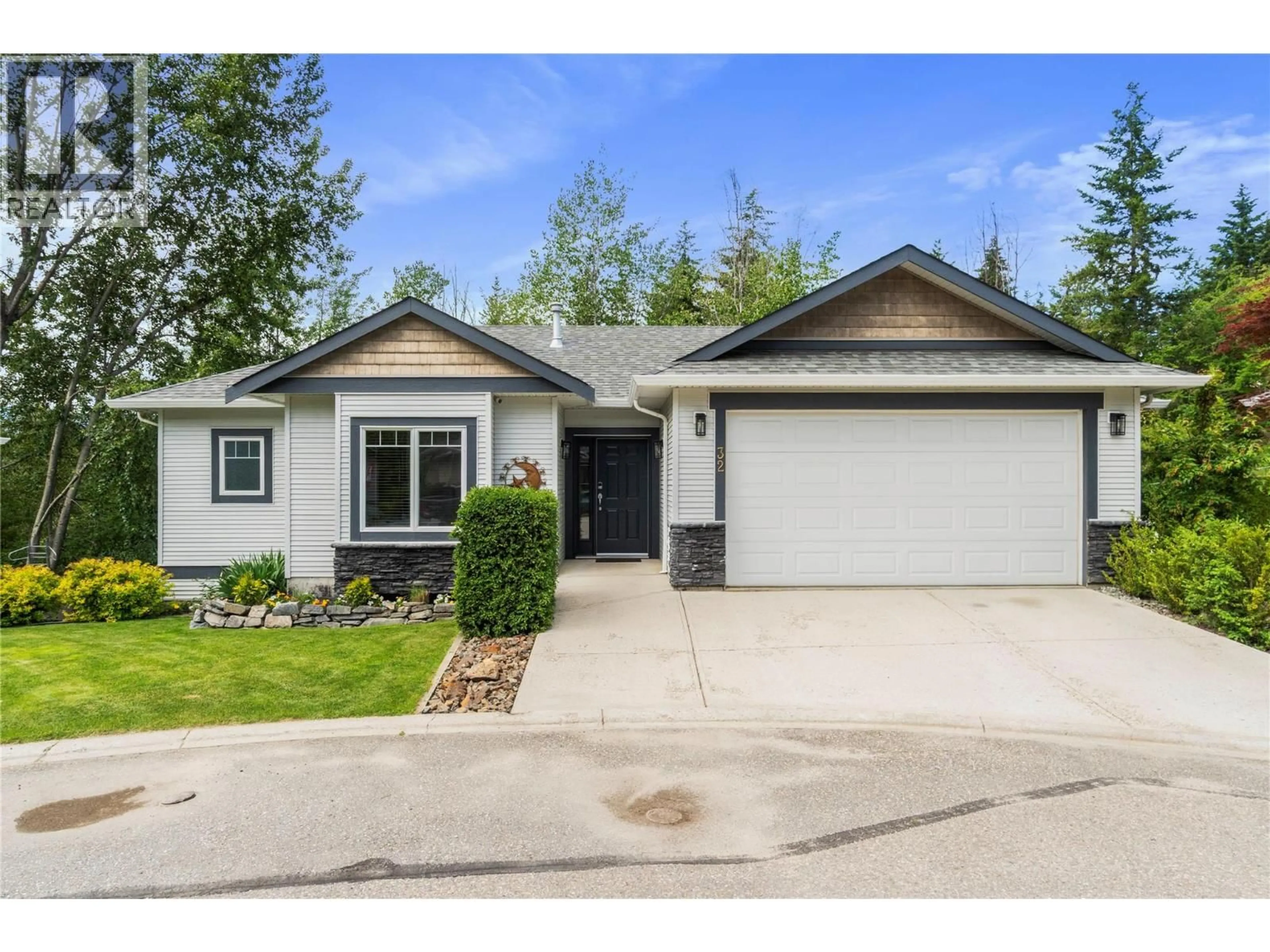 Home with vinyl exterior material, street for 32 - 801 20TH STREET NORTHEAST, Salmon Arm British Columbia V1E2R7