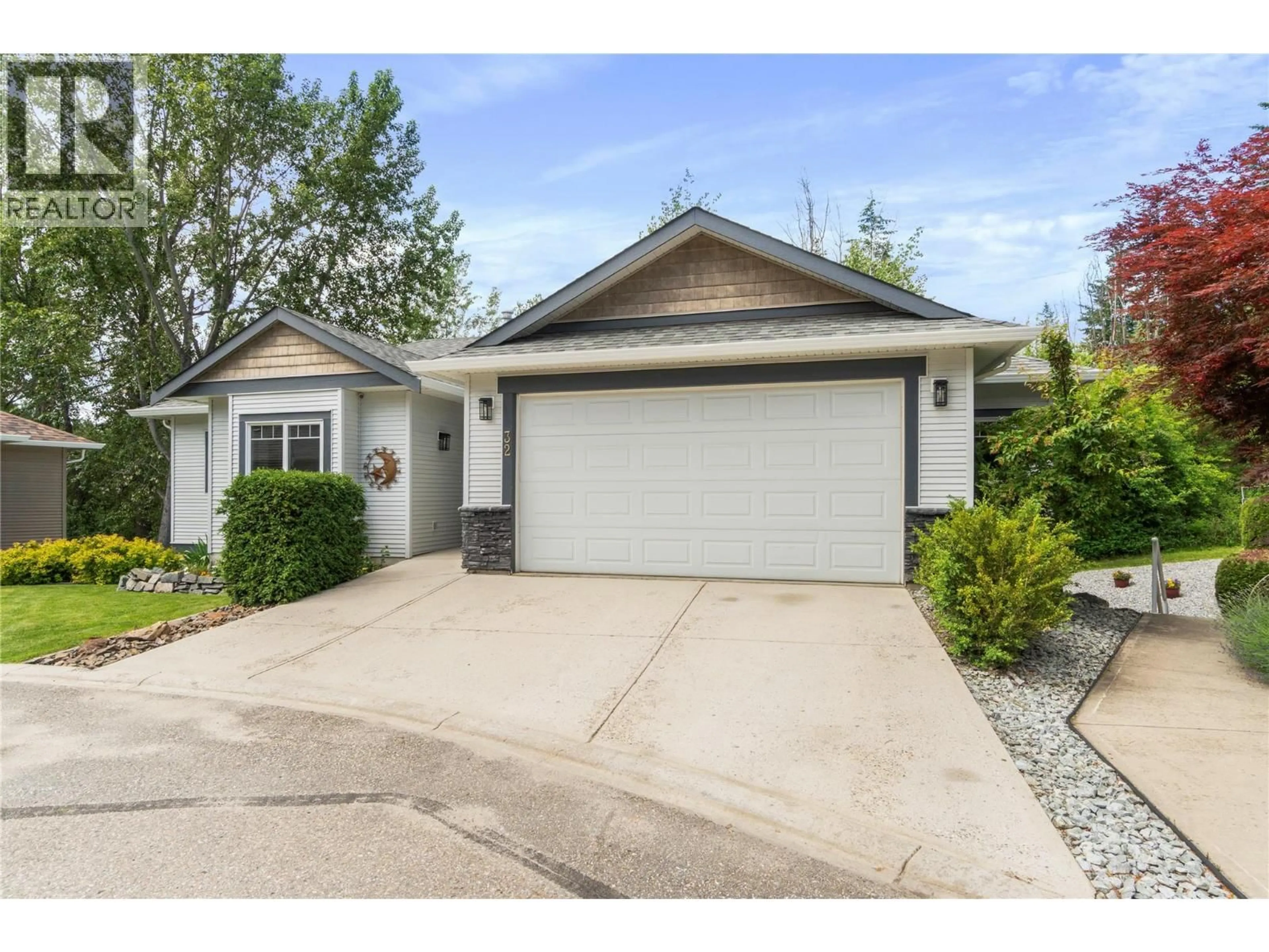 Home with vinyl exterior material, street for 32 - 801 20TH STREET NORTHEAST, Salmon Arm British Columbia V1E2R7