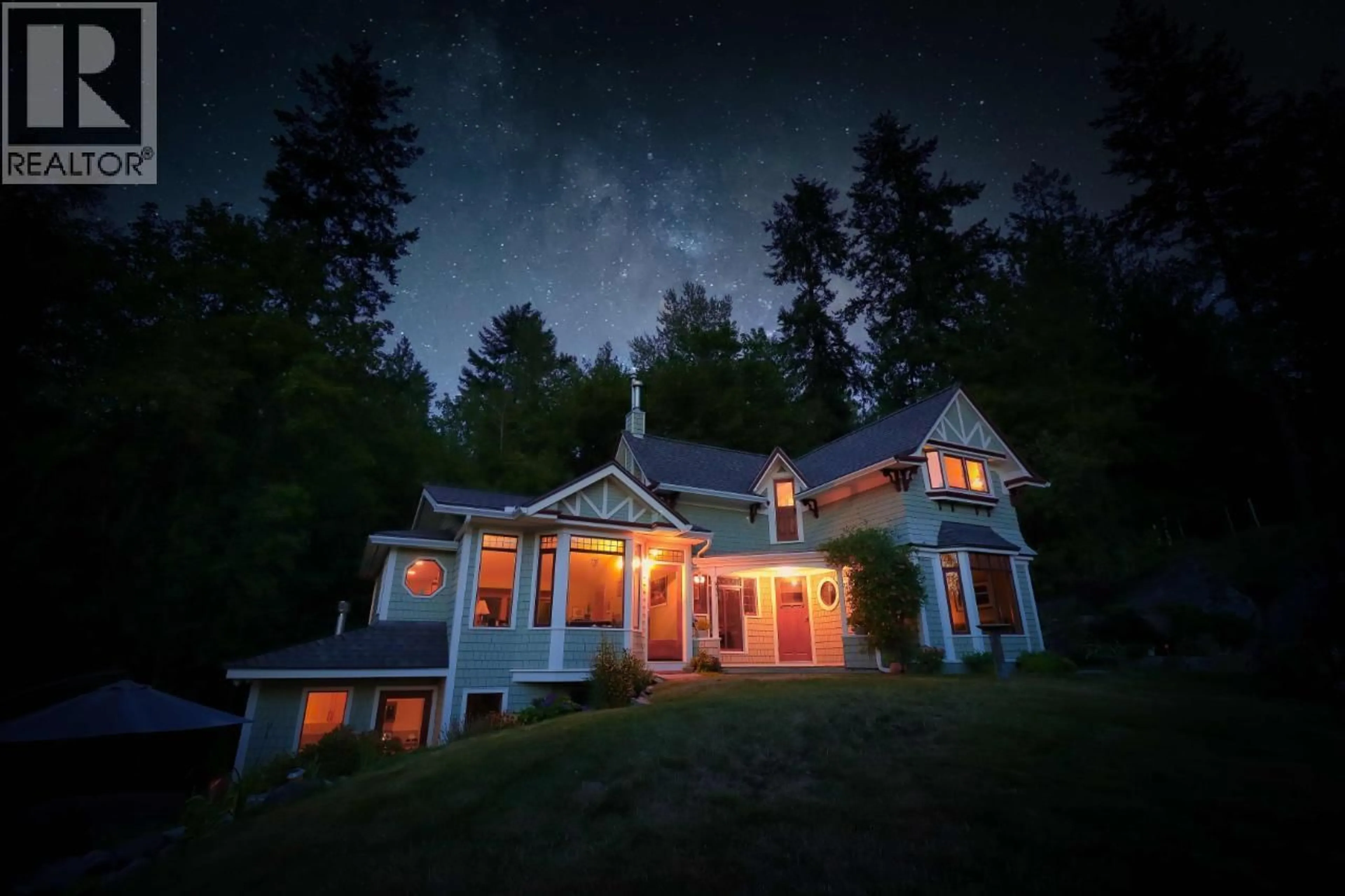 A pic from outside/outdoor area/front of a property/back of a property/a pic from drone, unknown for 532 PARK STREET, Nelson British Columbia V1L2G9