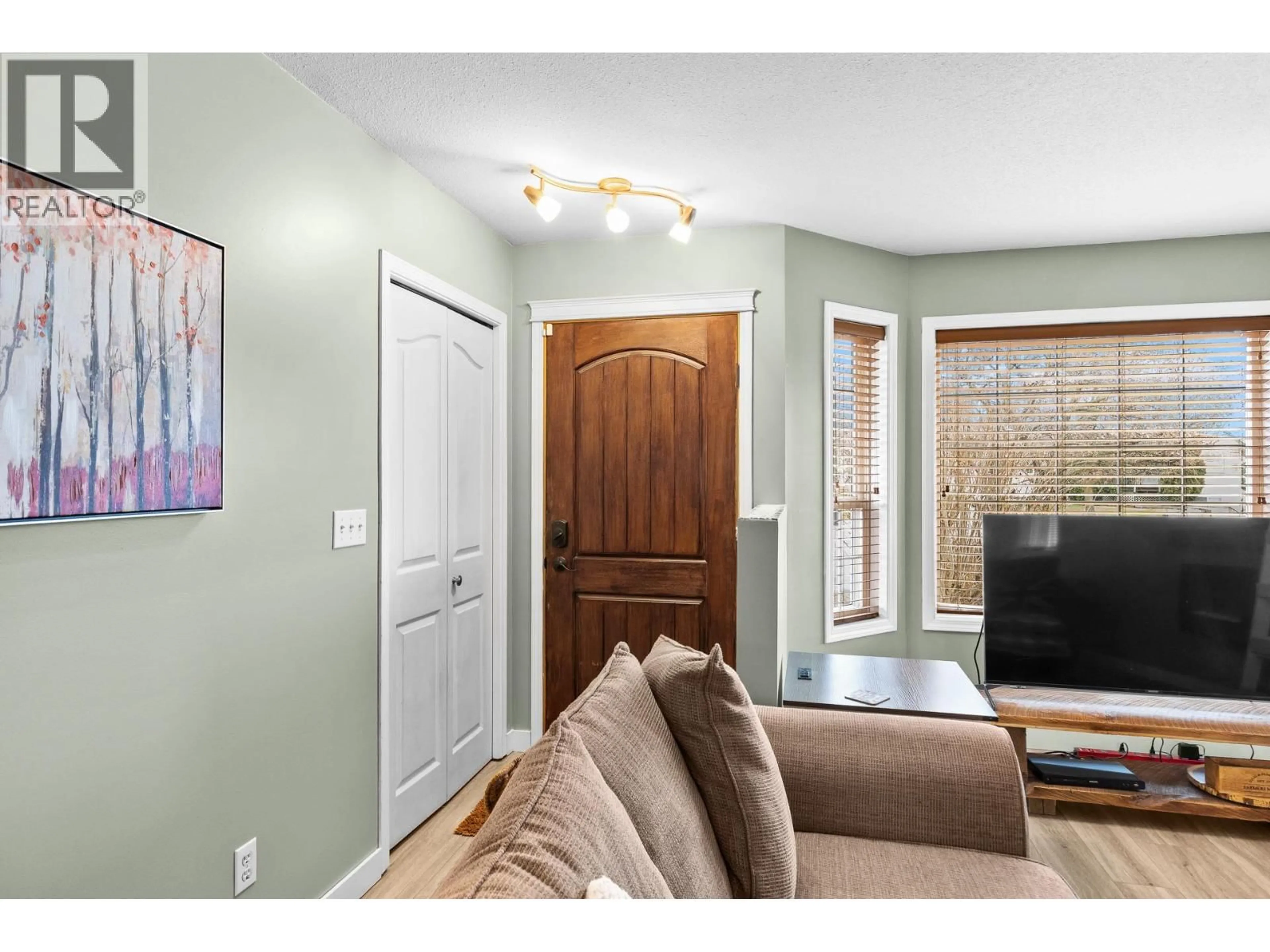 Indoor entryway for 190 RITCHIE COURT, Kelowna British Columbia V1V2A8