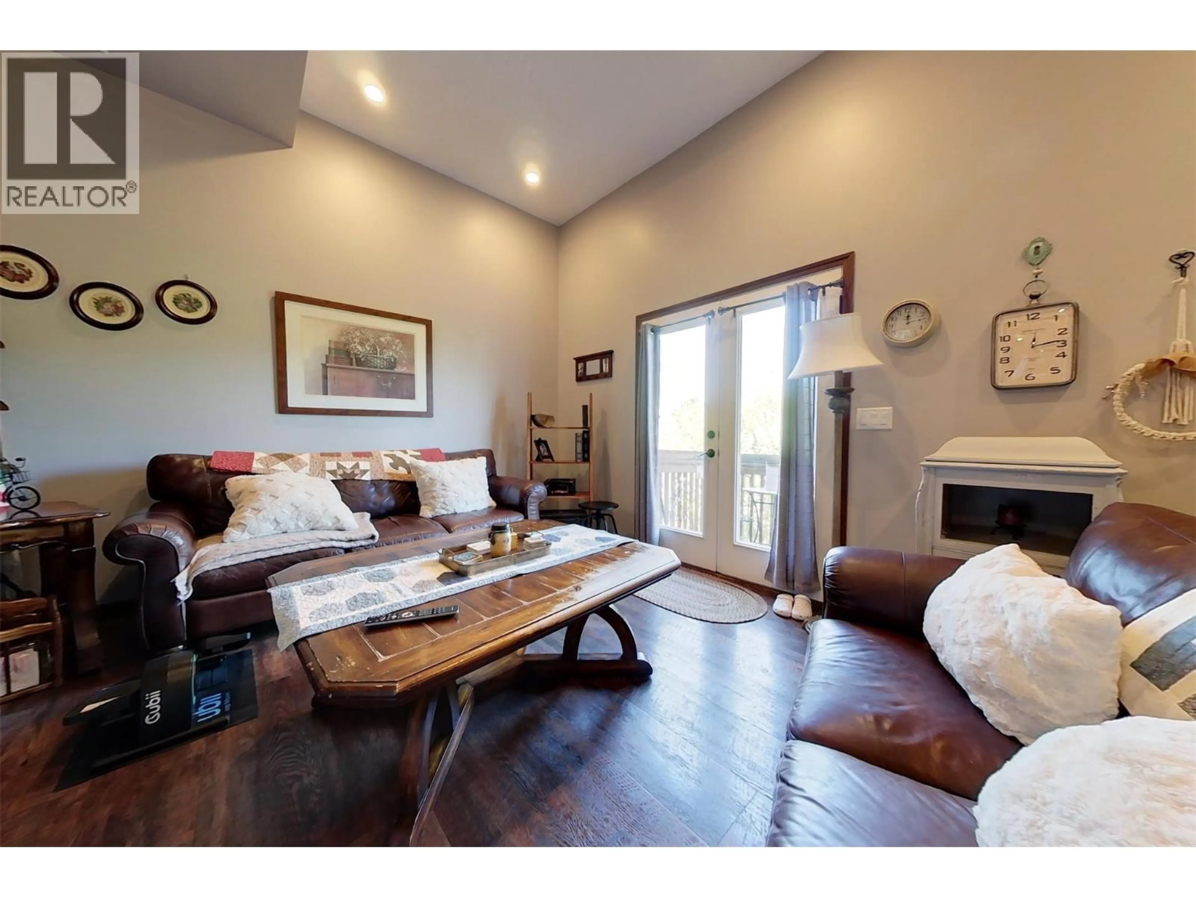 Living room with furniture, wood/laminate floor for 3 - 1840 KELOWNA CRESCENT, Cranbrook British Columbia V1C6L6