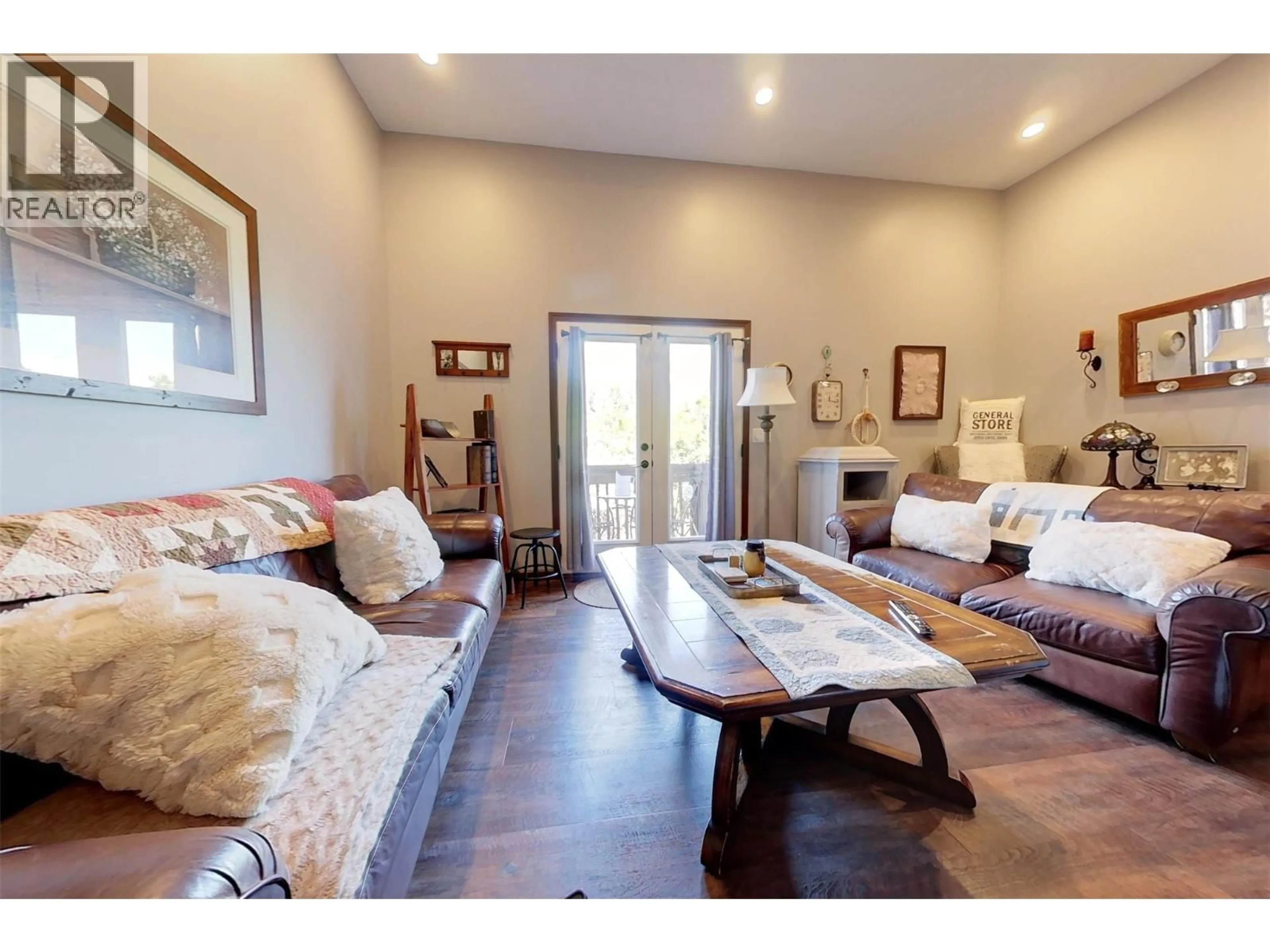 Living room with furniture, wood/laminate floor for 3 - 1840 KELOWNA CRESCENT, Cranbrook British Columbia V1C6L6