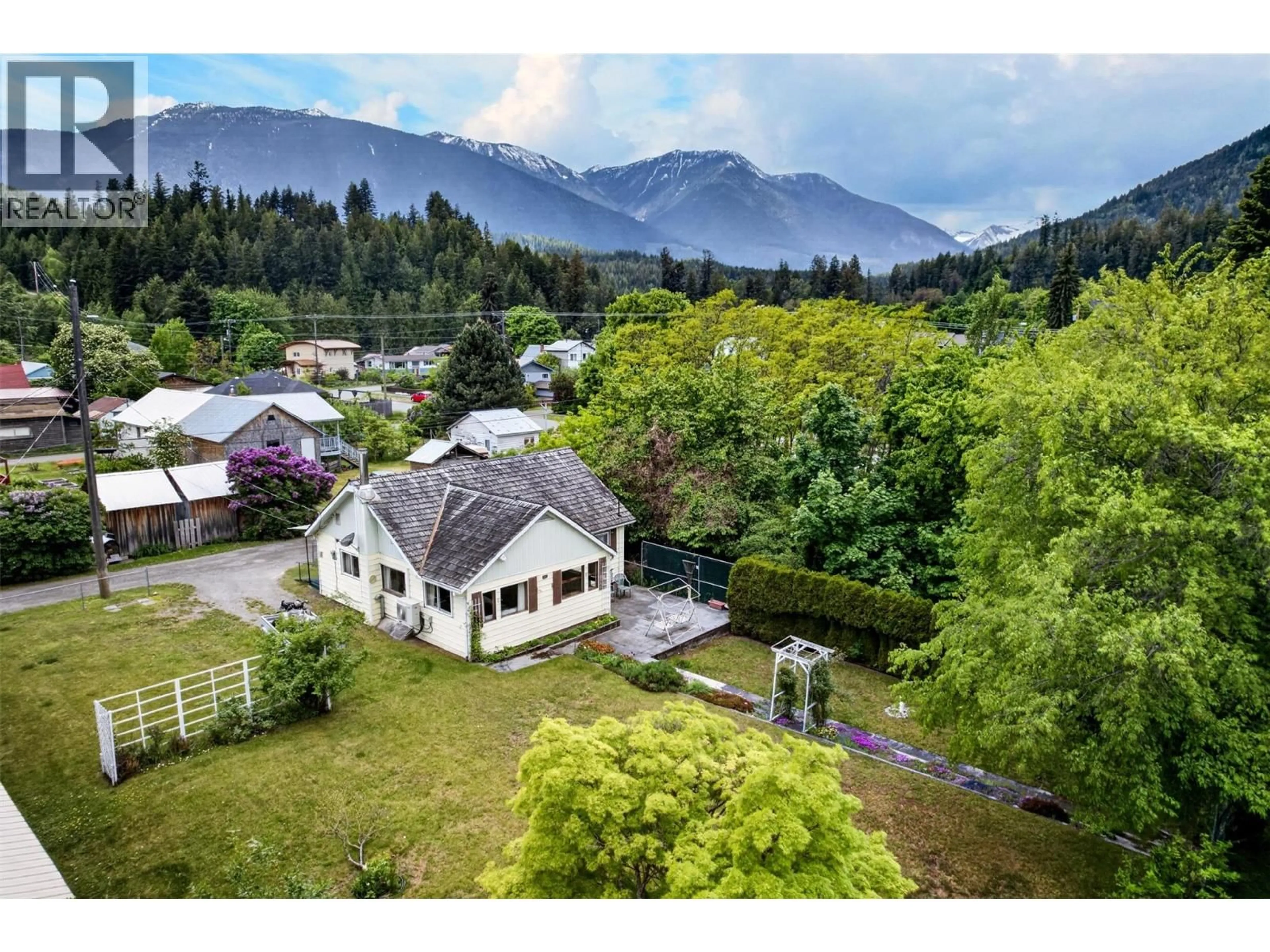 A pic from outside/outdoor area/front of a property/back of a property/a pic from drone, mountain view for 239 B AVENUE, Kaslo British Columbia V0G1M0