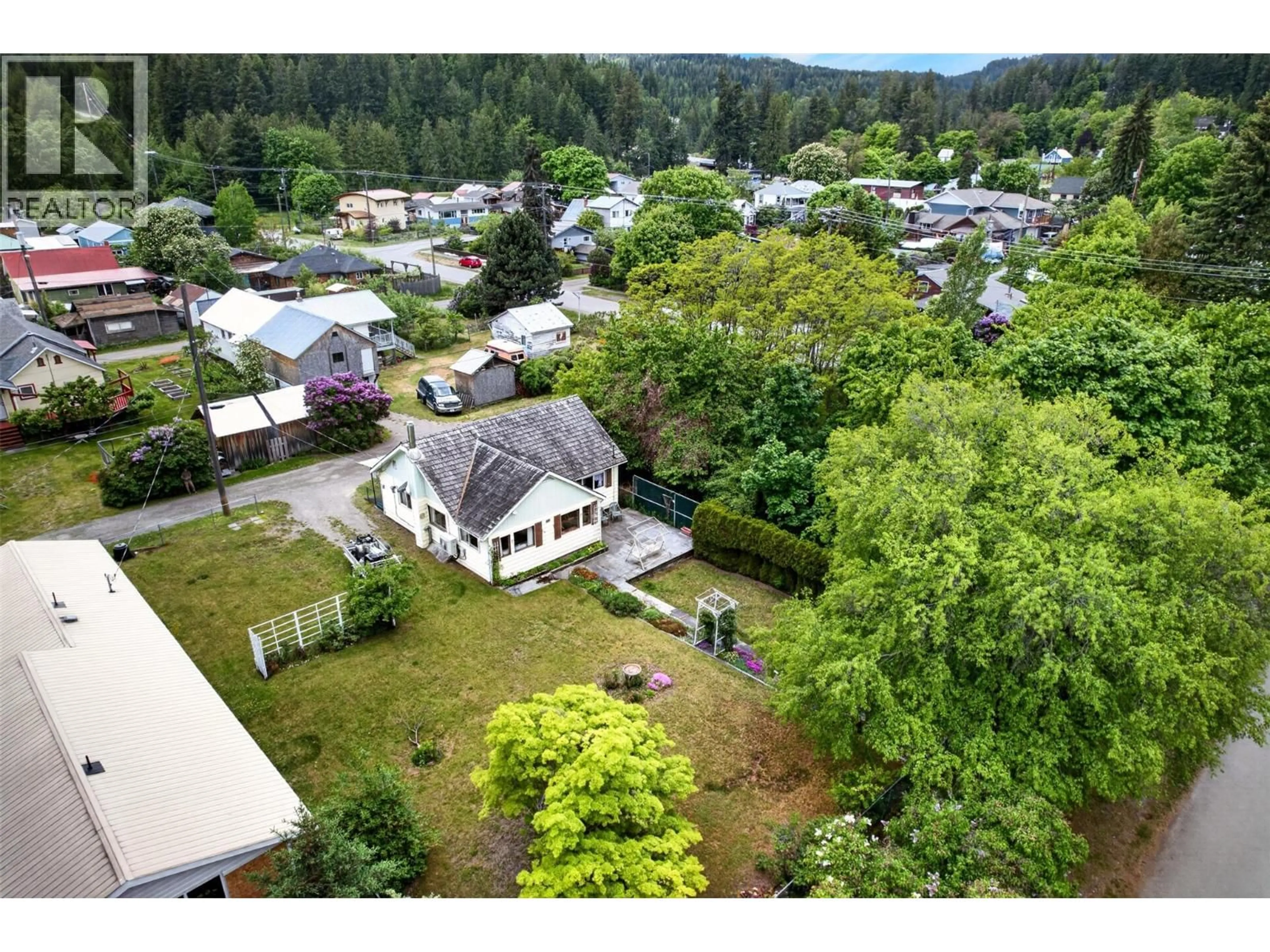 A pic from outside/outdoor area/front of a property/back of a property/a pic from drone, mountain view for 239 B AVENUE, Kaslo British Columbia V0G1M0