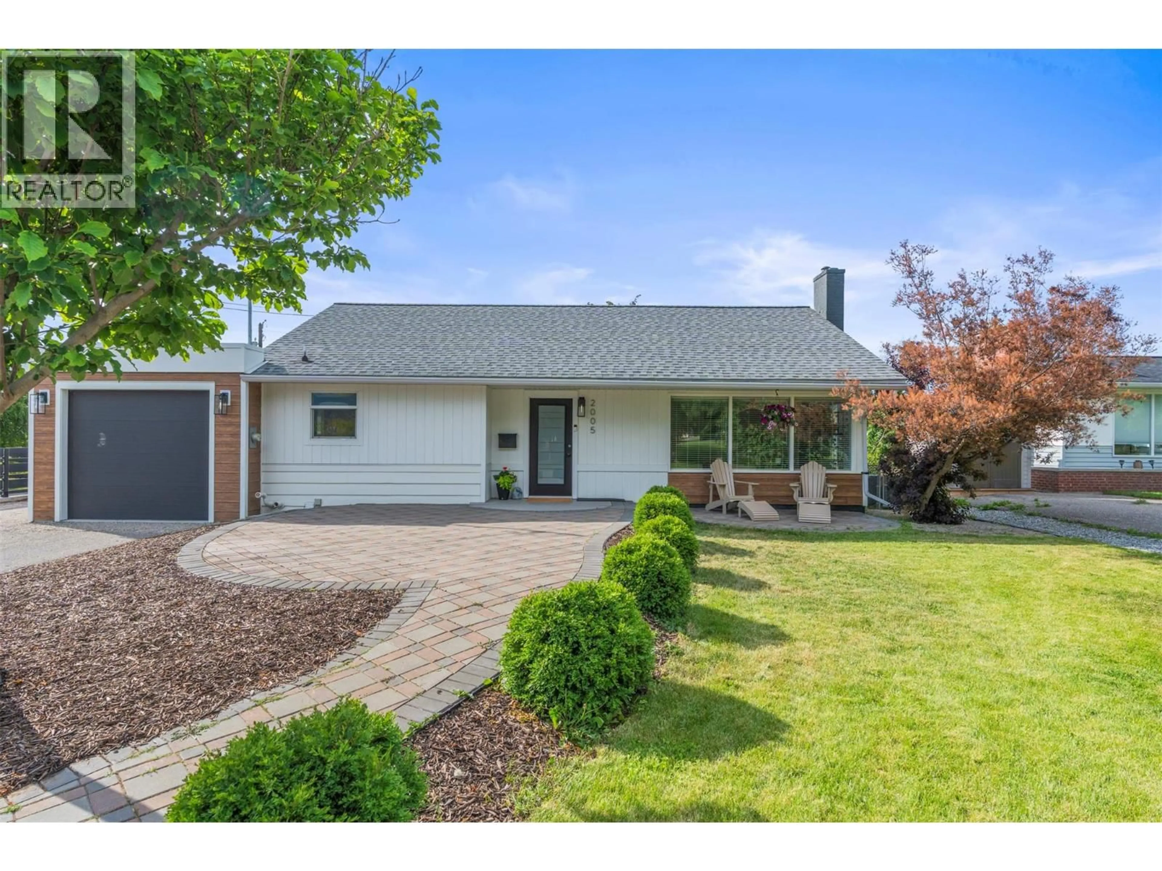 Home with vinyl exterior material, street for 2005 28 CRESCENT, Vernon British Columbia V1T1V1