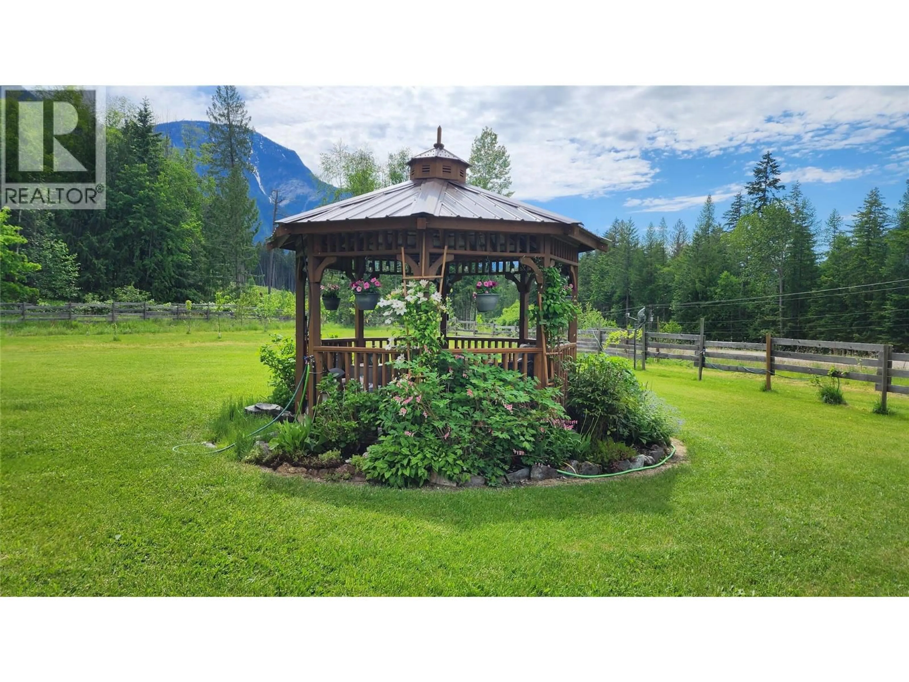 Patio, mountain view for 3015 6 HIGHWAY, Nakusp British Columbia V0G1R1