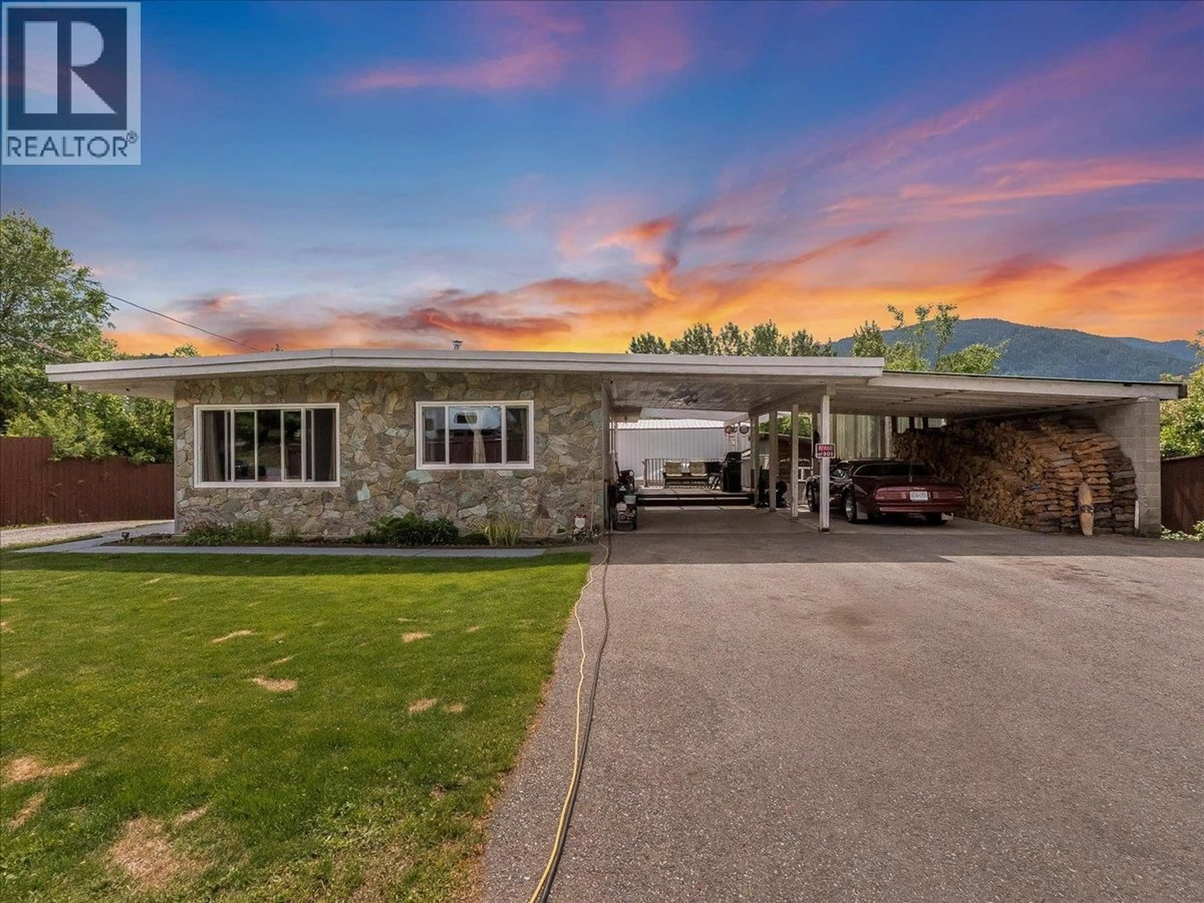 A pic from outside/outdoor area/front of a property/back of a property/a pic from drone, mountain view for 609 201ST AVENUE, Castlegar British Columbia V1N3R1