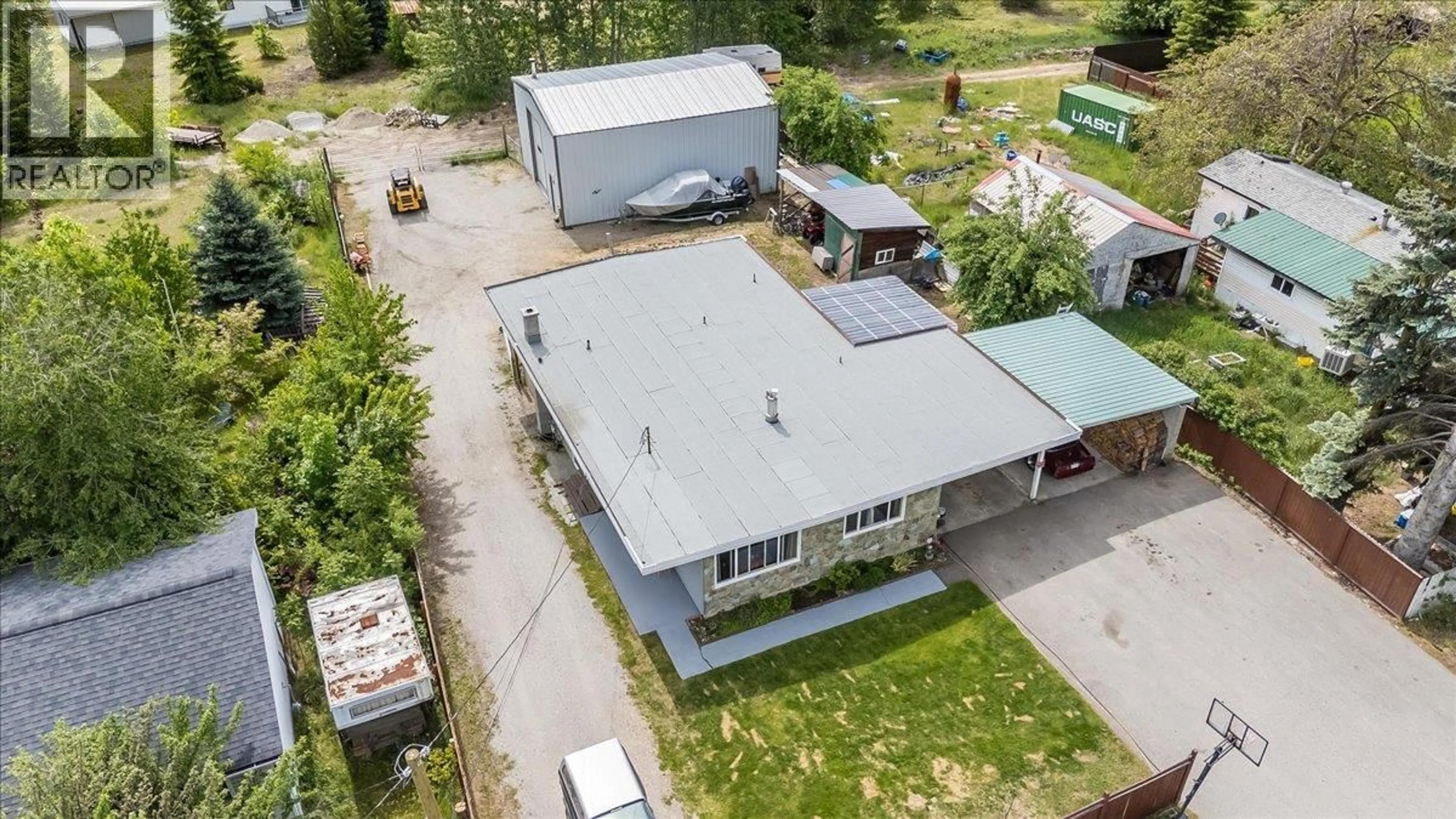 A pic from outside/outdoor area/front of a property/back of a property/a pic from drone, building for 609 201ST AVENUE, Castlegar British Columbia V1N3R1