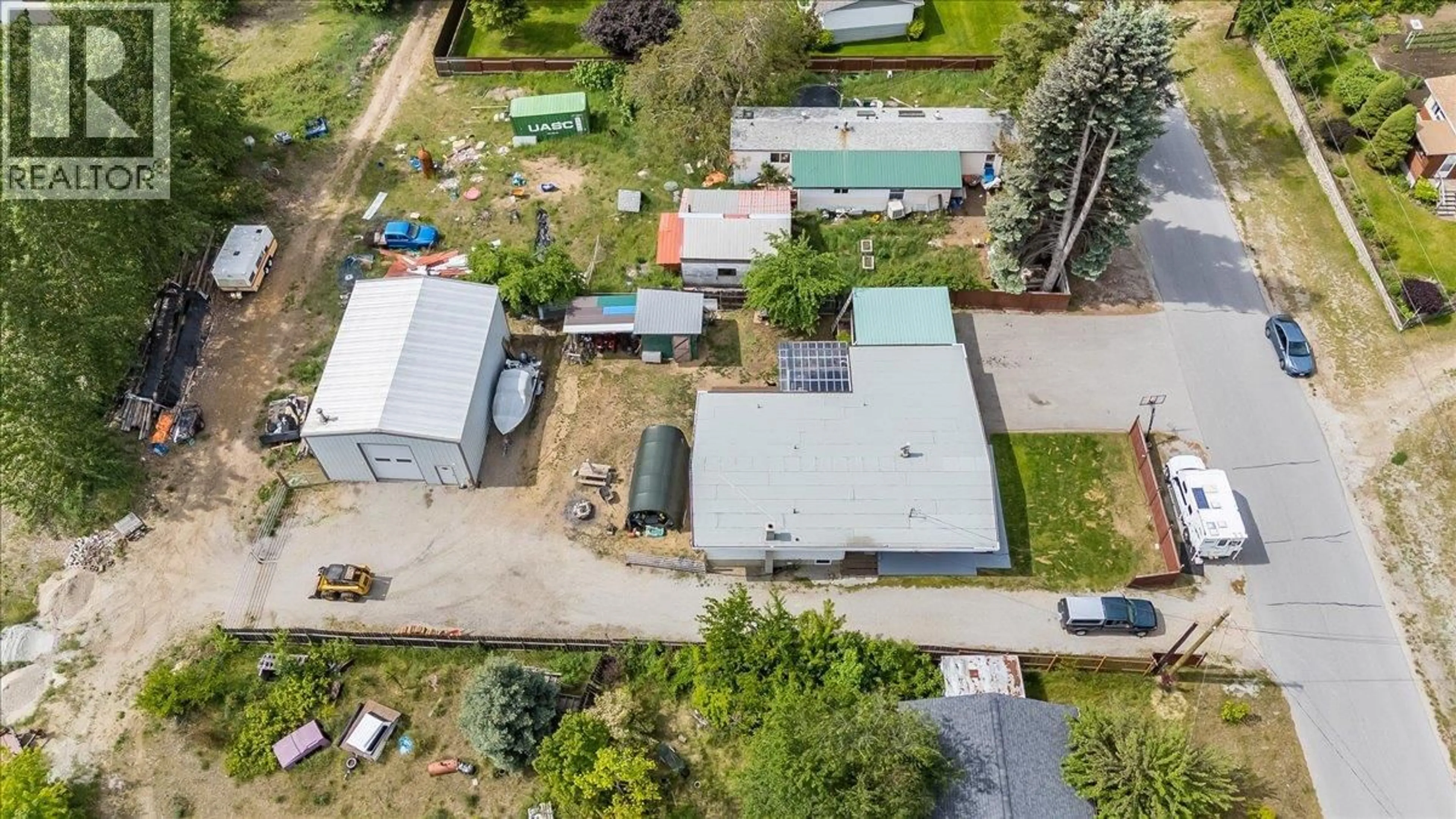 A pic from outside/outdoor area/front of a property/back of a property/a pic from drone, street for 609 201ST AVENUE, Castlegar British Columbia V1N3R1