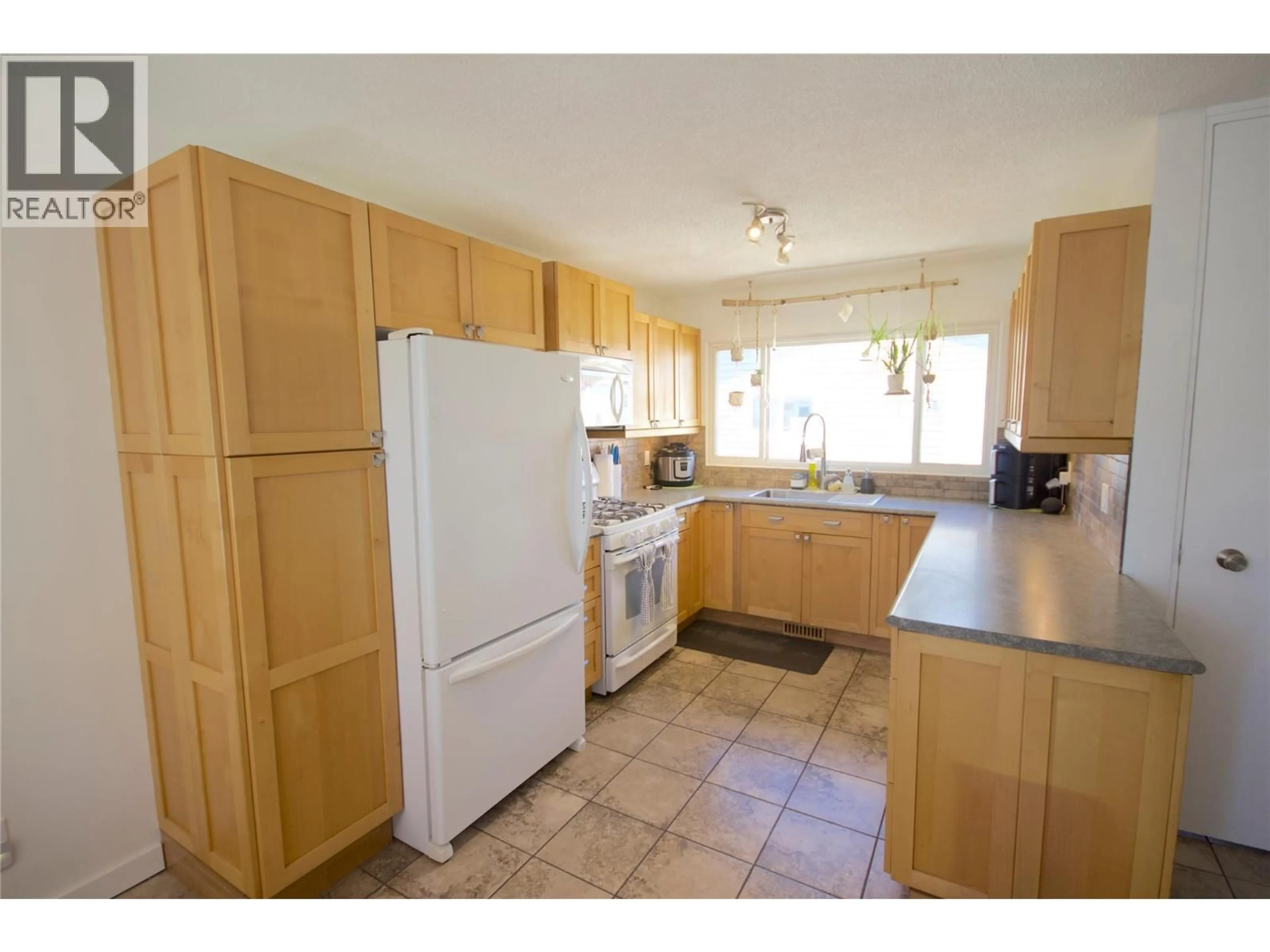 Standard kitchen, unknown for 1316 92 AVENUE, Dawson Creek British Columbia V1G1C3