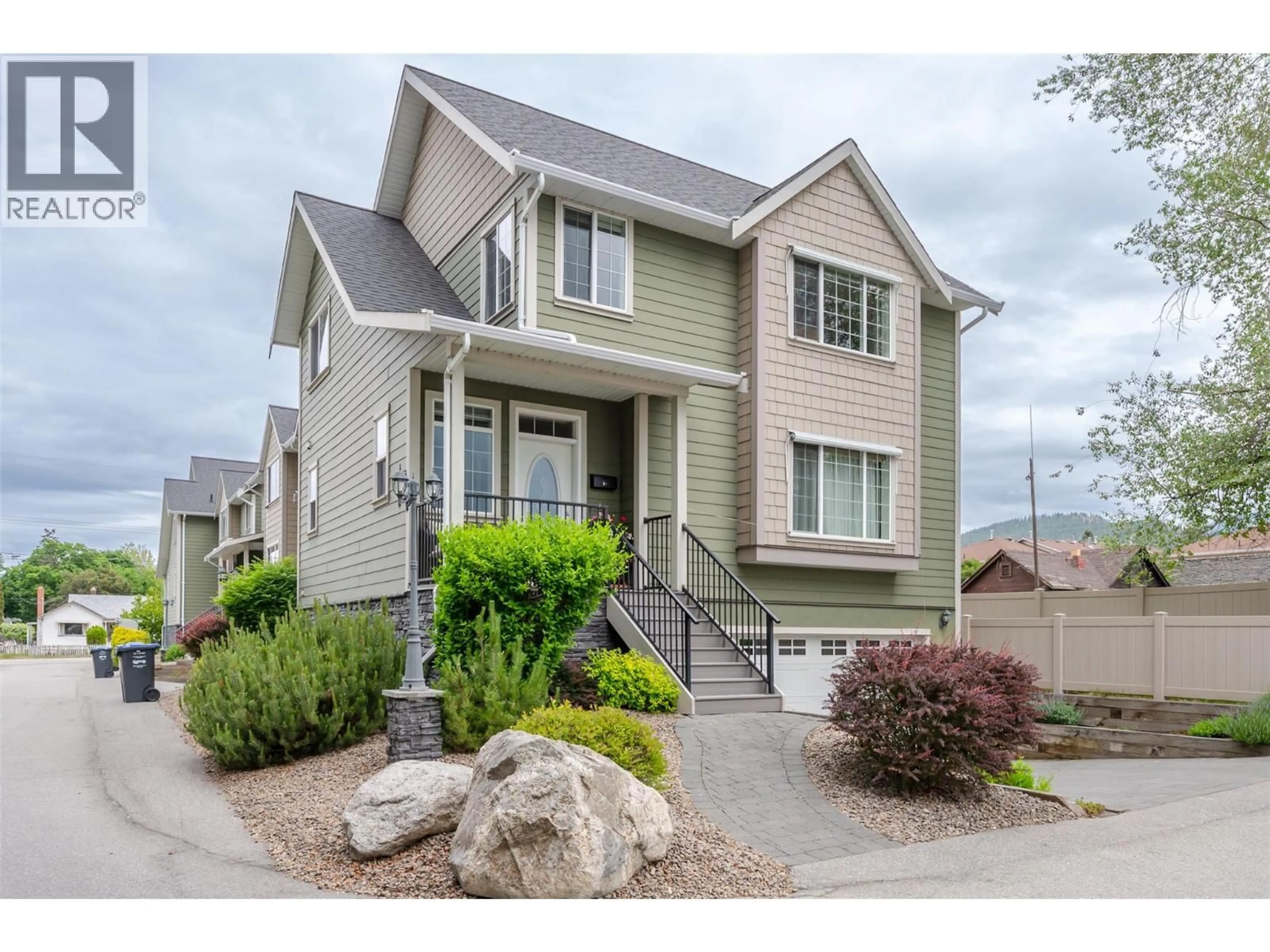Home with vinyl exterior material, street for 105 - 168 REGINA AVENUE, Penticton British Columbia V2A2K8