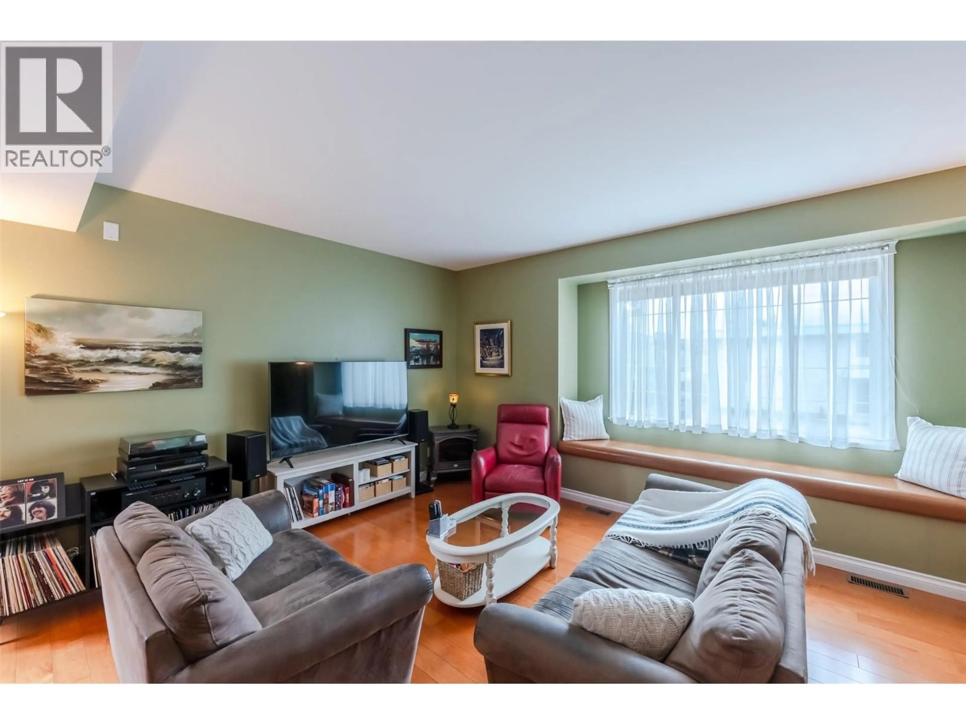 Living room with furniture, wood/laminate floor for 105 - 168 REGINA AVENUE, Penticton British Columbia V2A2K8