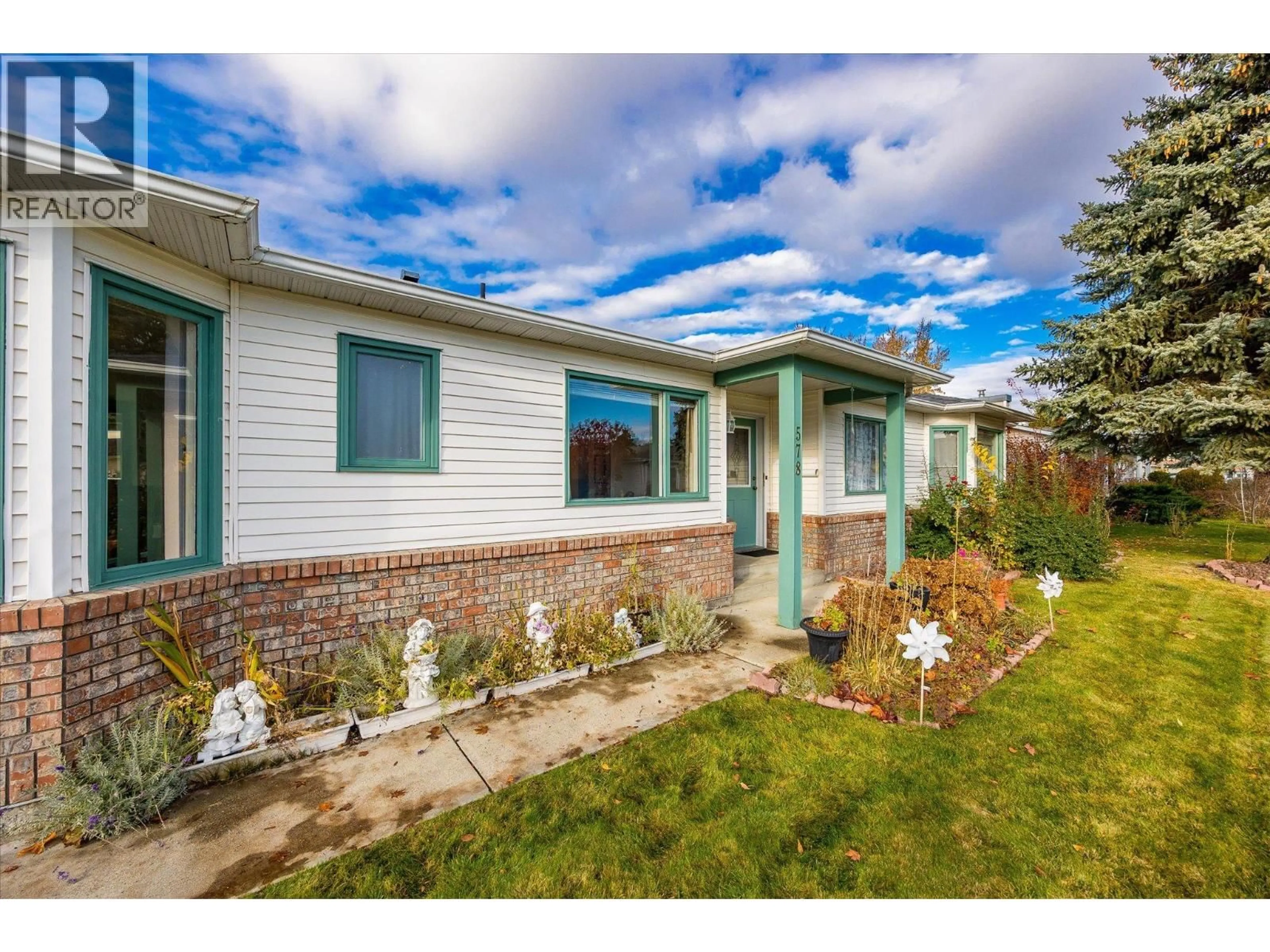 Home with vinyl exterior material, street for 578 - 1255 RAYMER AVENUE, Kelowna British Columbia V1W3S3