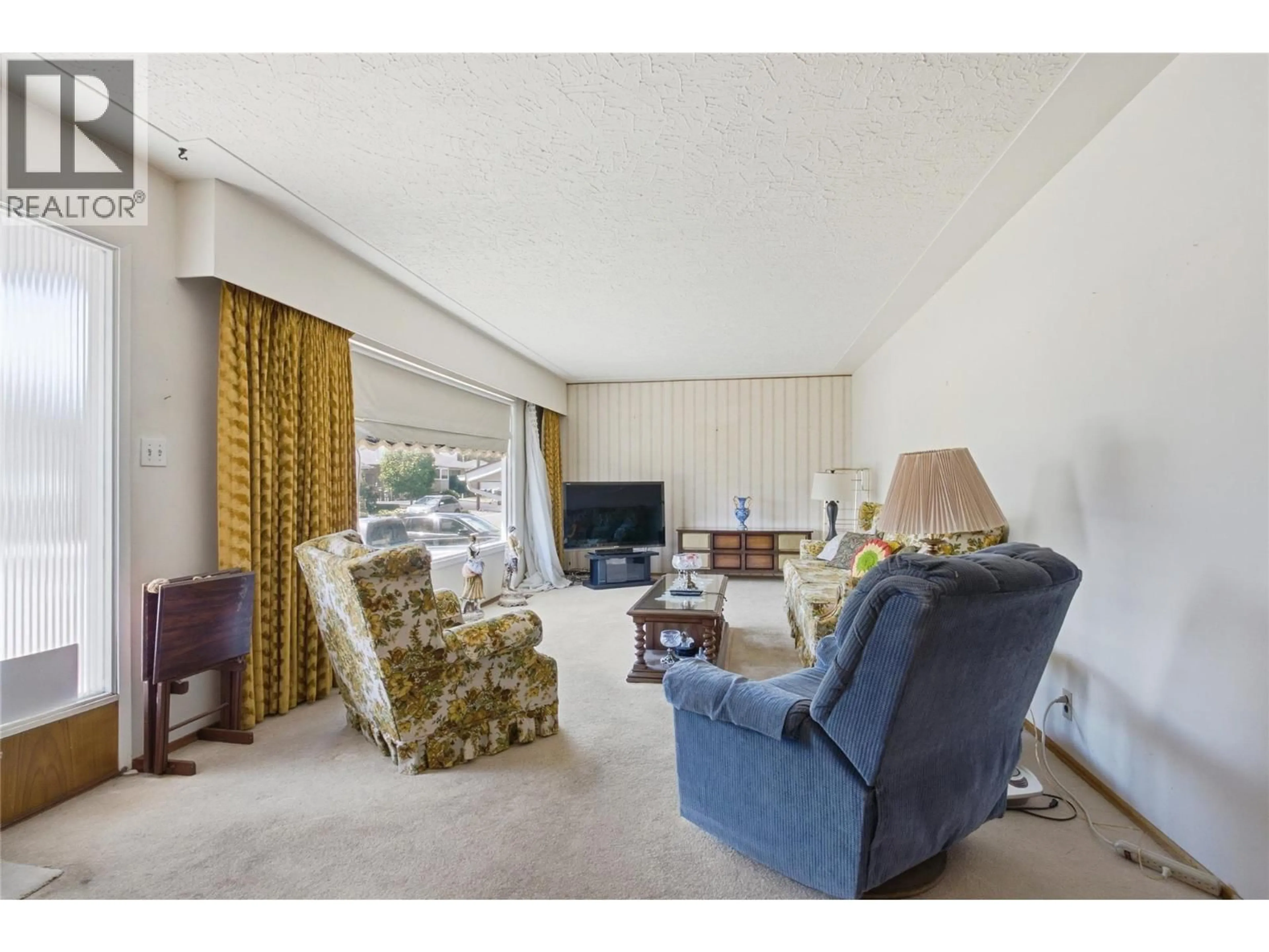 Living room with furniture, unknown for 283 CHESTNUT AVENUE, Kamloops British Columbia V2B1L4