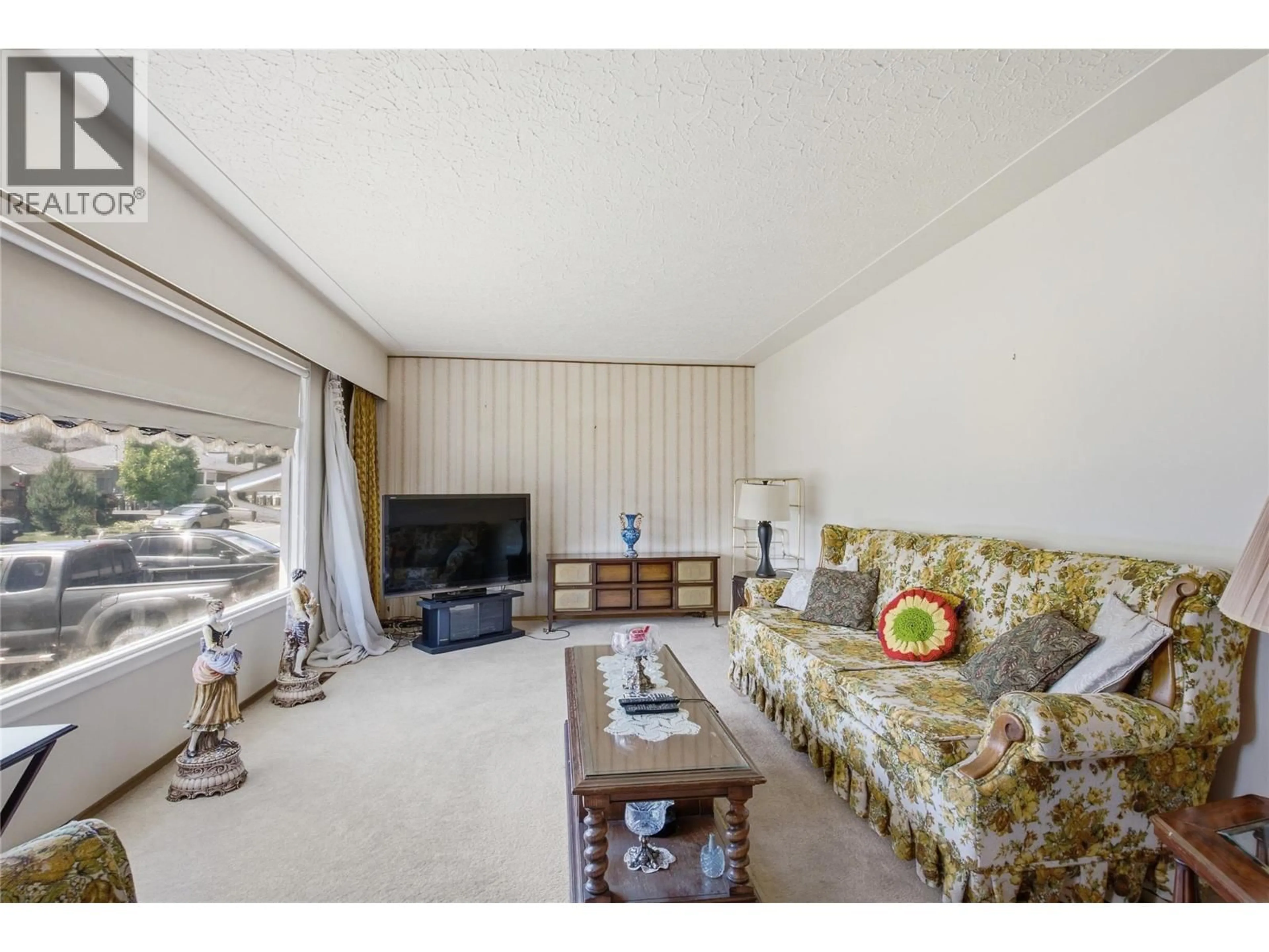 Living room with furniture, unknown for 283 CHESTNUT AVENUE, Kamloops British Columbia V2B1L4