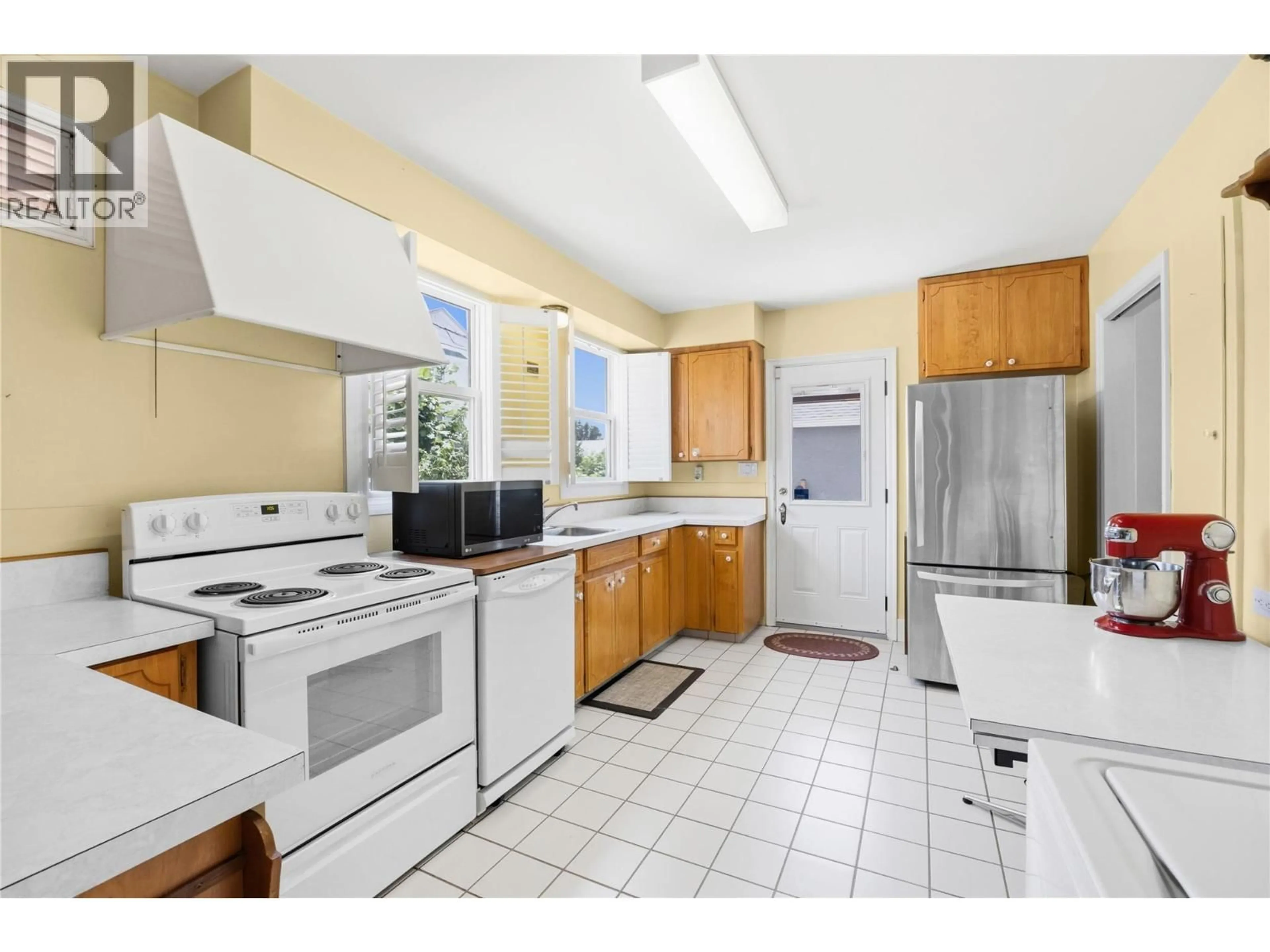 Standard kitchen, ceramic/tile floor for 763 ARGYLE STREET, Penticton British Columbia V2A5N8