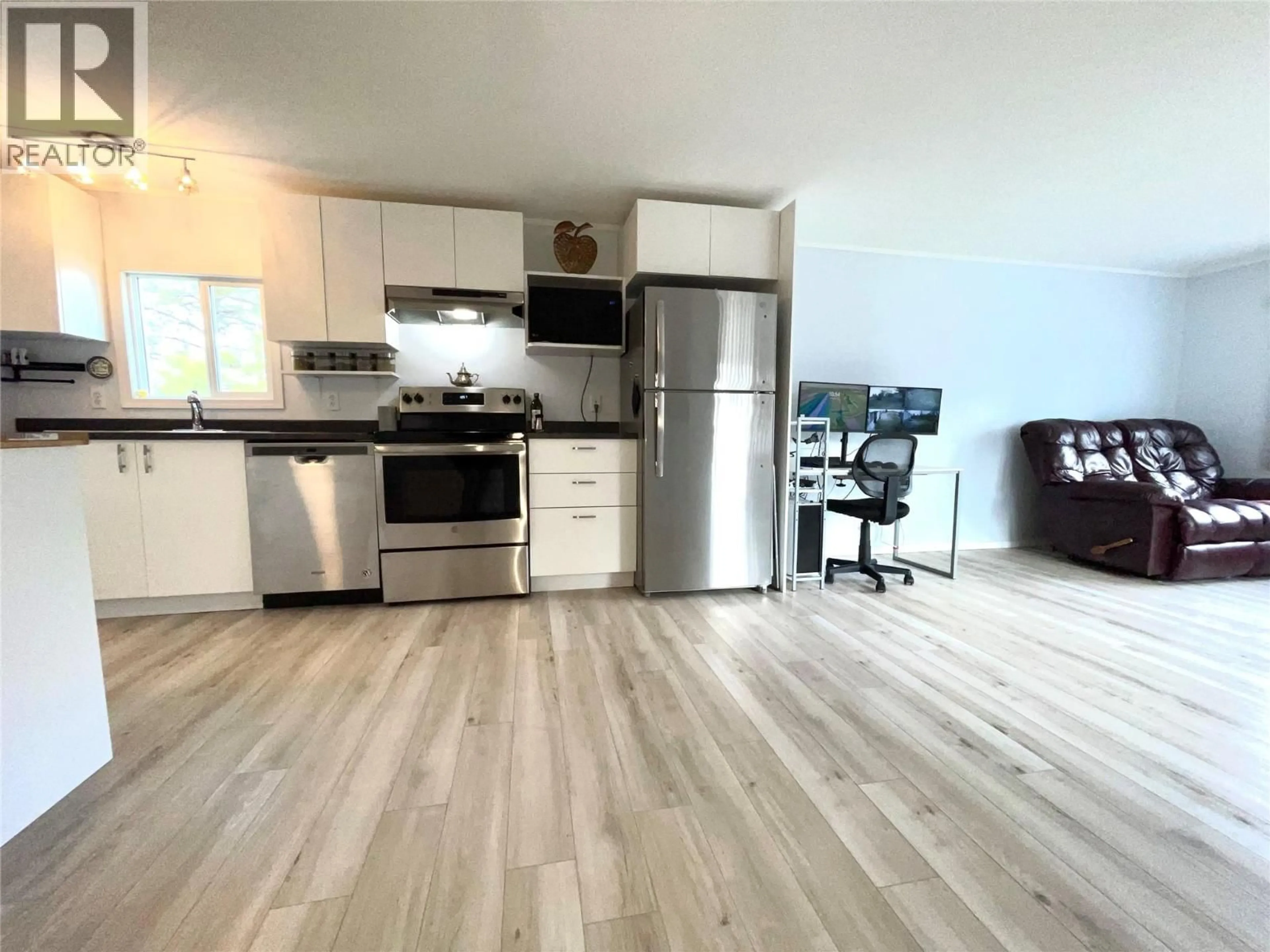 Open concept kitchen, wood/laminate floor for 2321 33RD AVENUE NORTH, Cranbrook British Columbia V1C3Y9