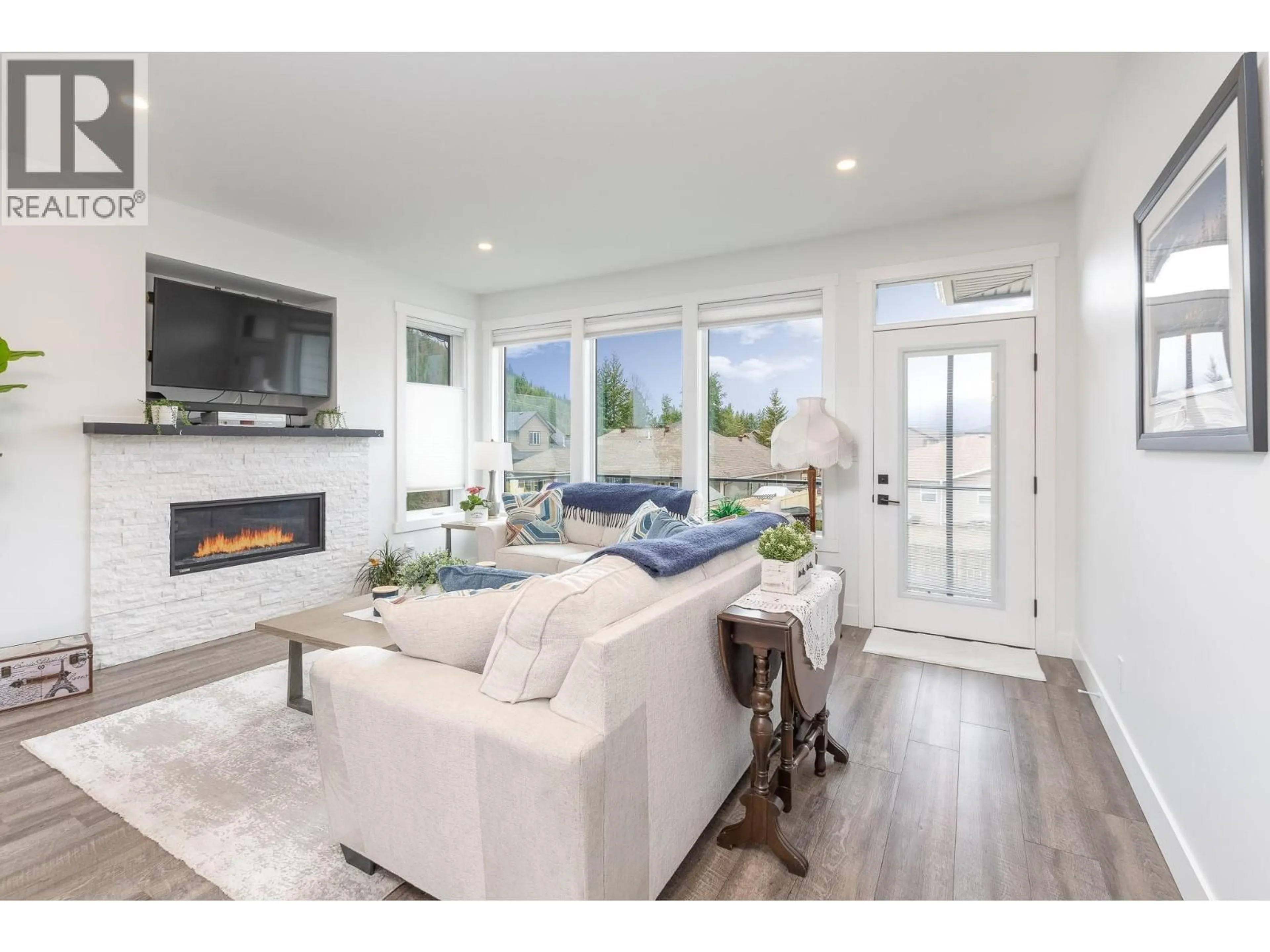 Living room with furniture, unknown for 4 - 1441 20 AVENUE SOUTHEAST, Salmon Arm British Columbia V1E2M9