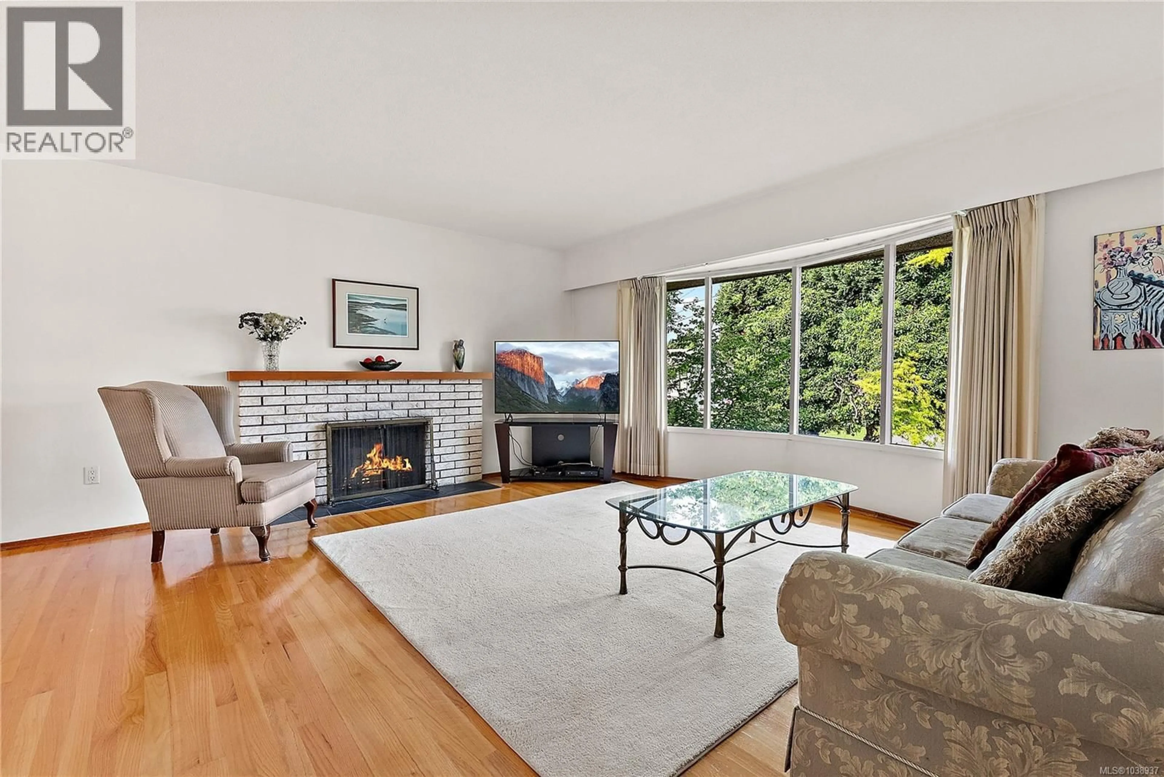 Living room with furniture, unknown for 3955 EMERALD PLACE, Saanich British Columbia V8P4T8