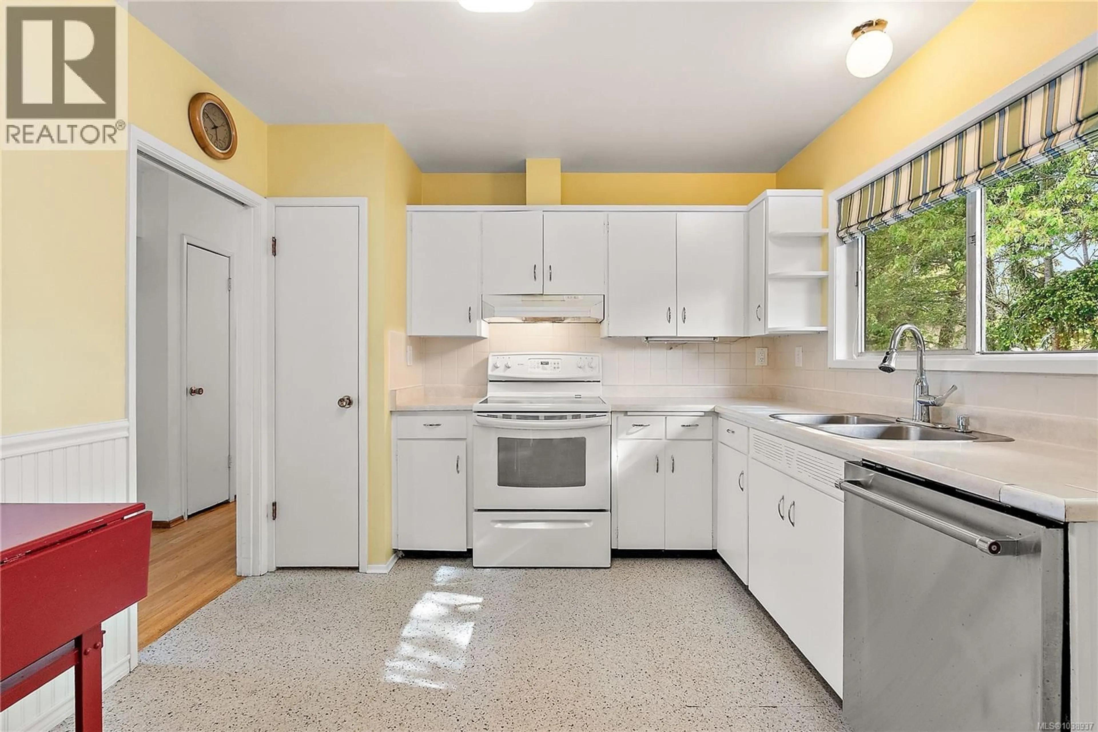 Standard kitchen, ceramic/tile floor for 3955 EMERALD PLACE, Saanich British Columbia V8P4T8