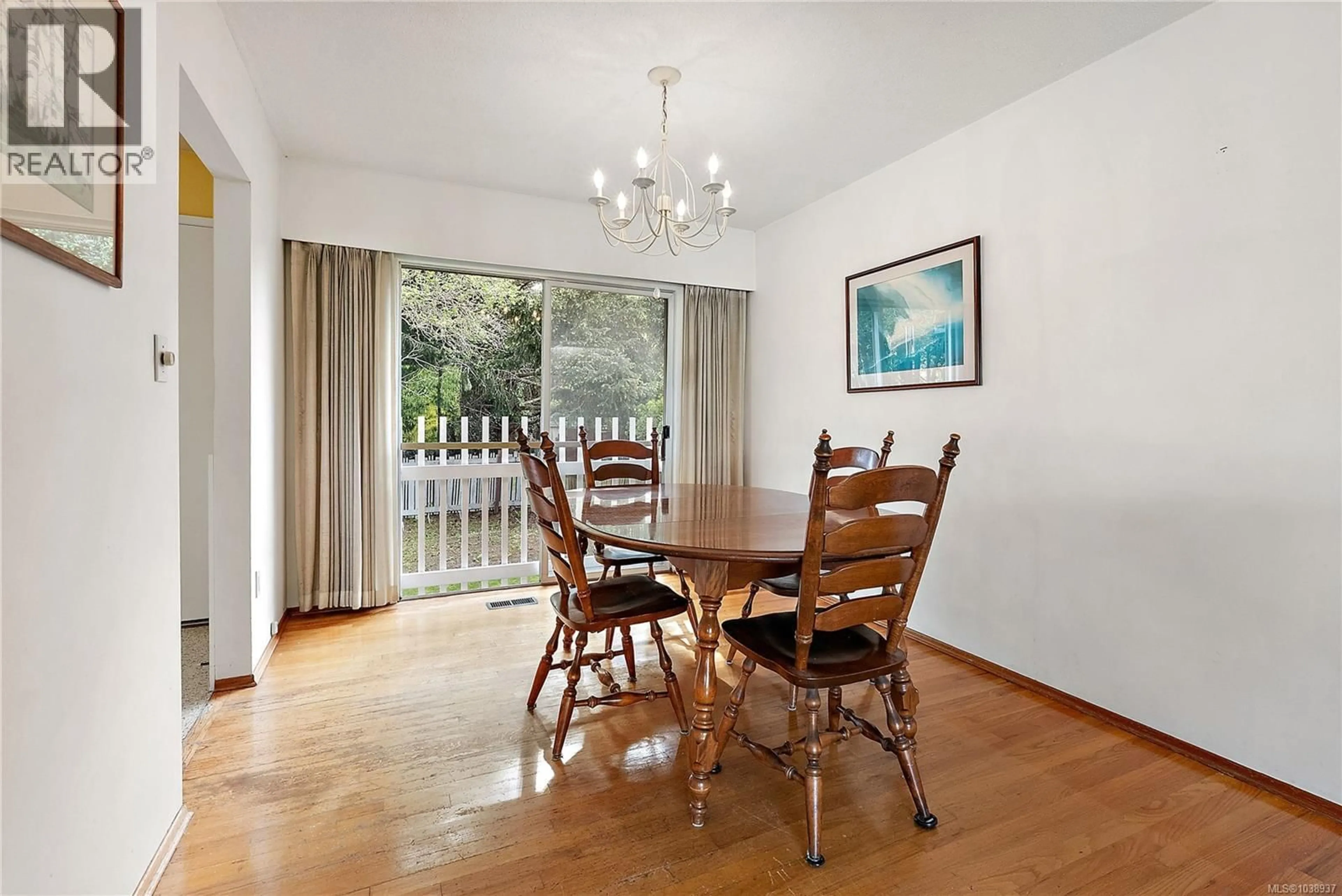Dining room, wood/laminate floor for 3955 EMERALD PLACE, Saanich British Columbia V8P4T8