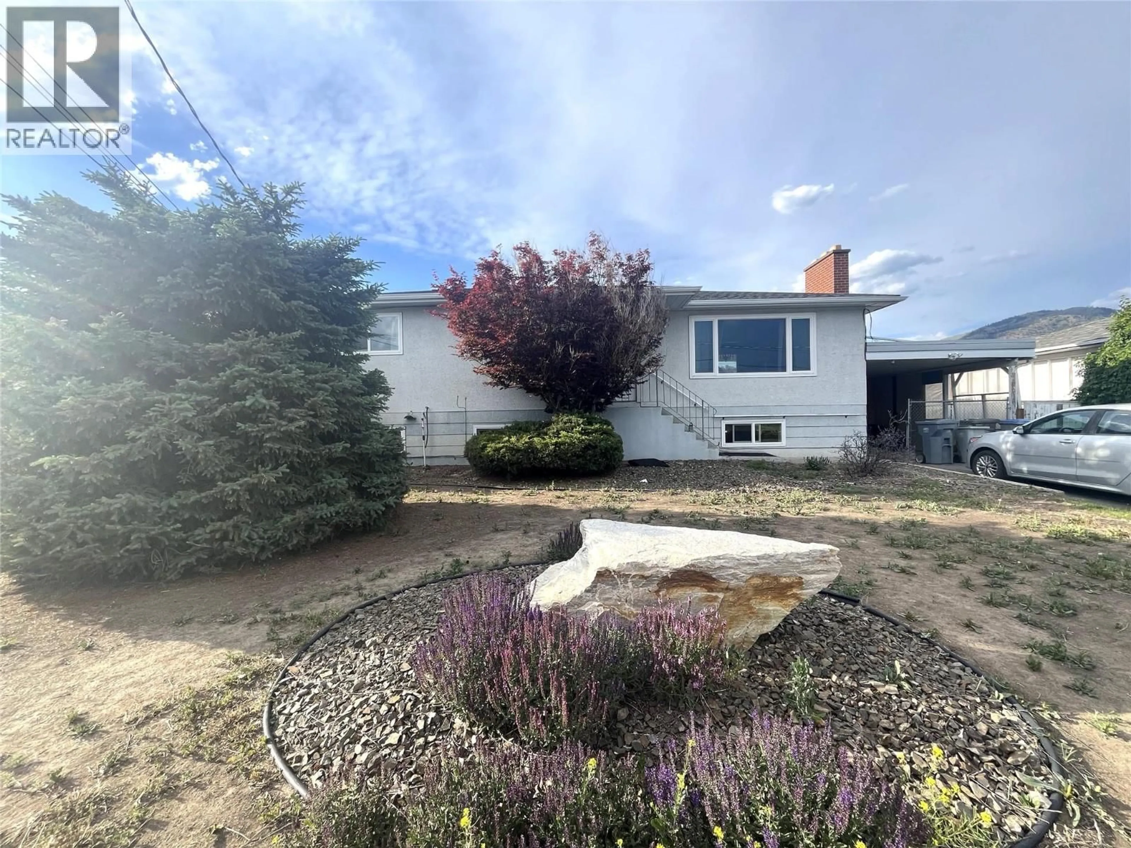 A pic from outside/outdoor area/front of a property/back of a property/a pic from drone, street for 670 PATRICIA AVENUE, Kamloops British Columbia V2B1Y8