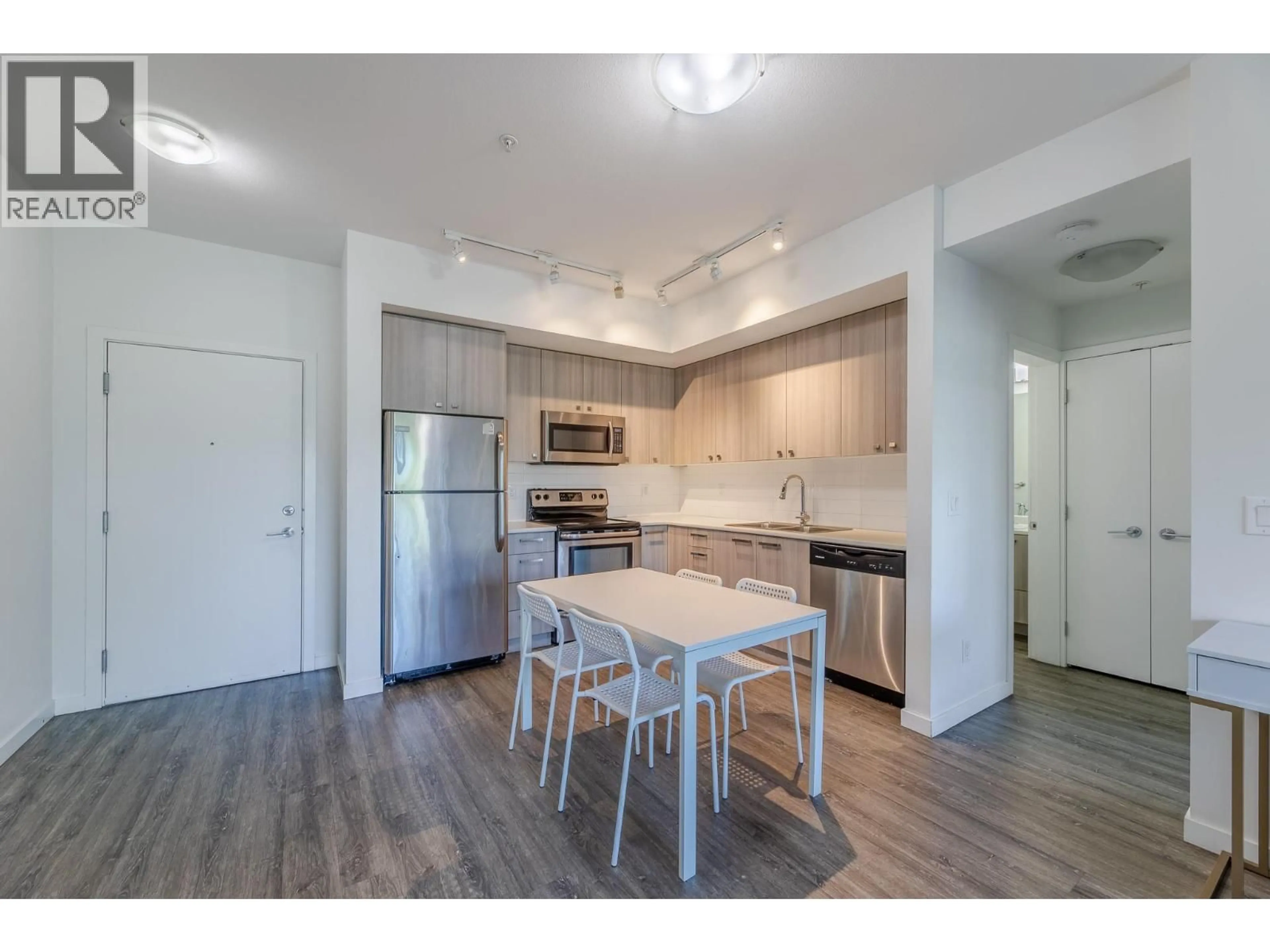 Open concept kitchen, wood/laminate floor for 109 - 935 ACADEMY WAY, Kelowna British Columbia v1v3c9