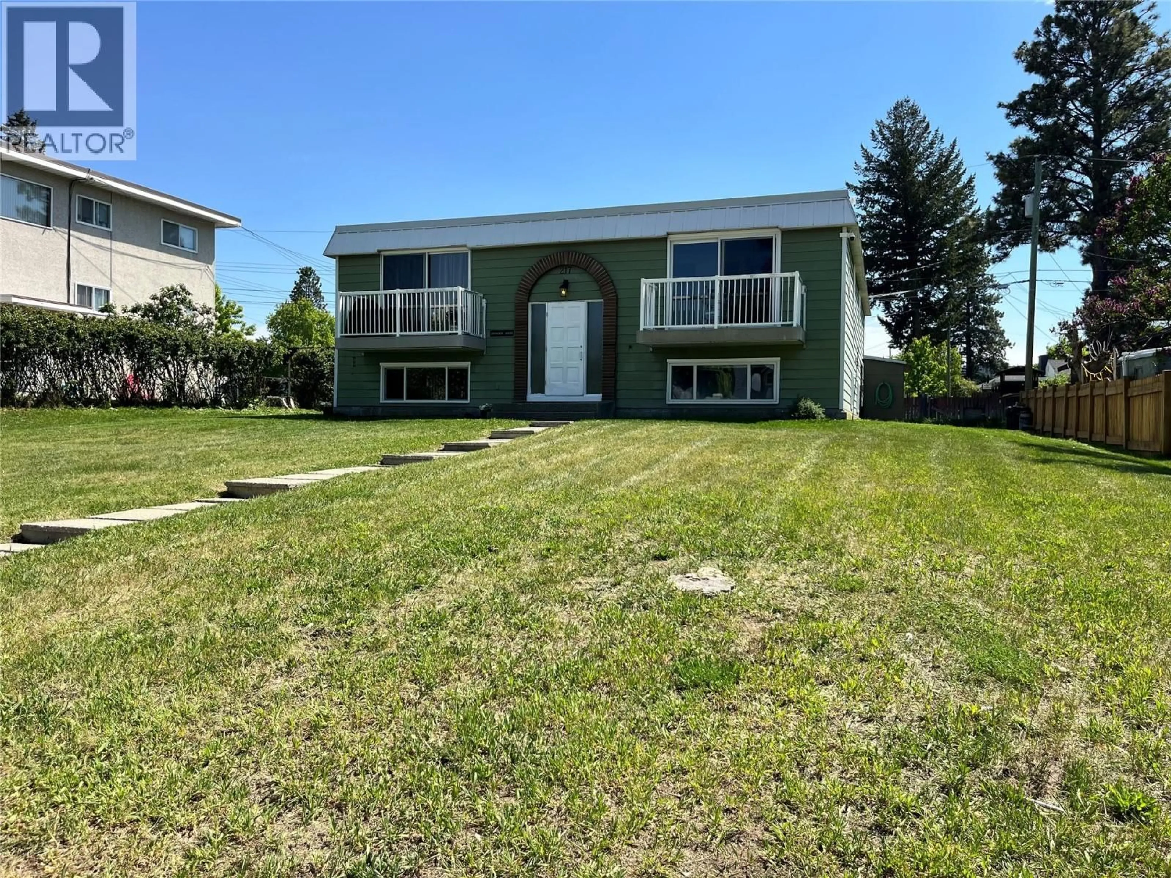 Home with vinyl exterior material, street for 217 8TH STREET SOUTH, Cranbrook British Columbia V1C1N9