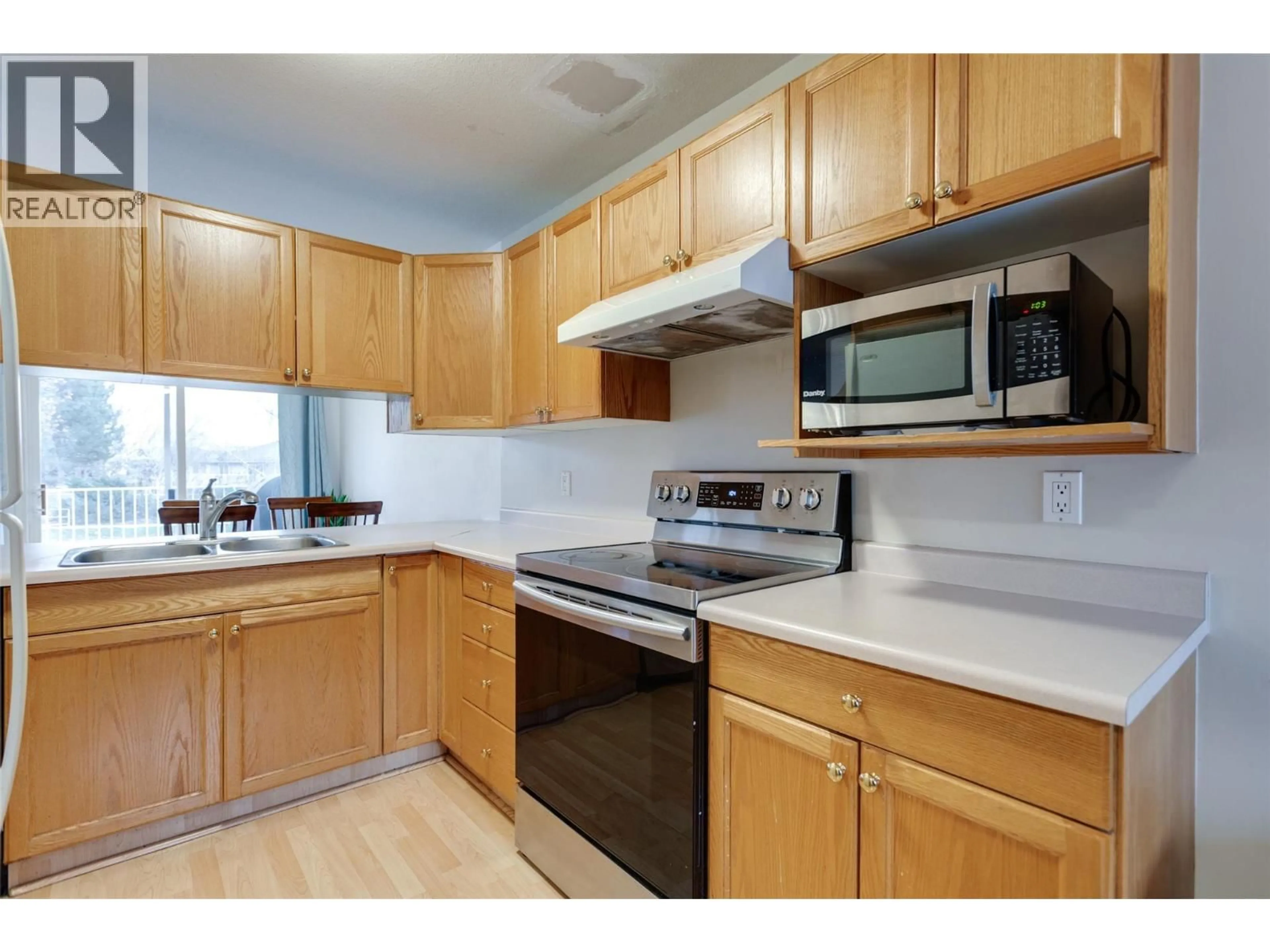 Standard kitchen, wood/laminate floor for 115 - 133 WYNDHAM CRESCENT, Kelowna British Columbia V1V1Y8