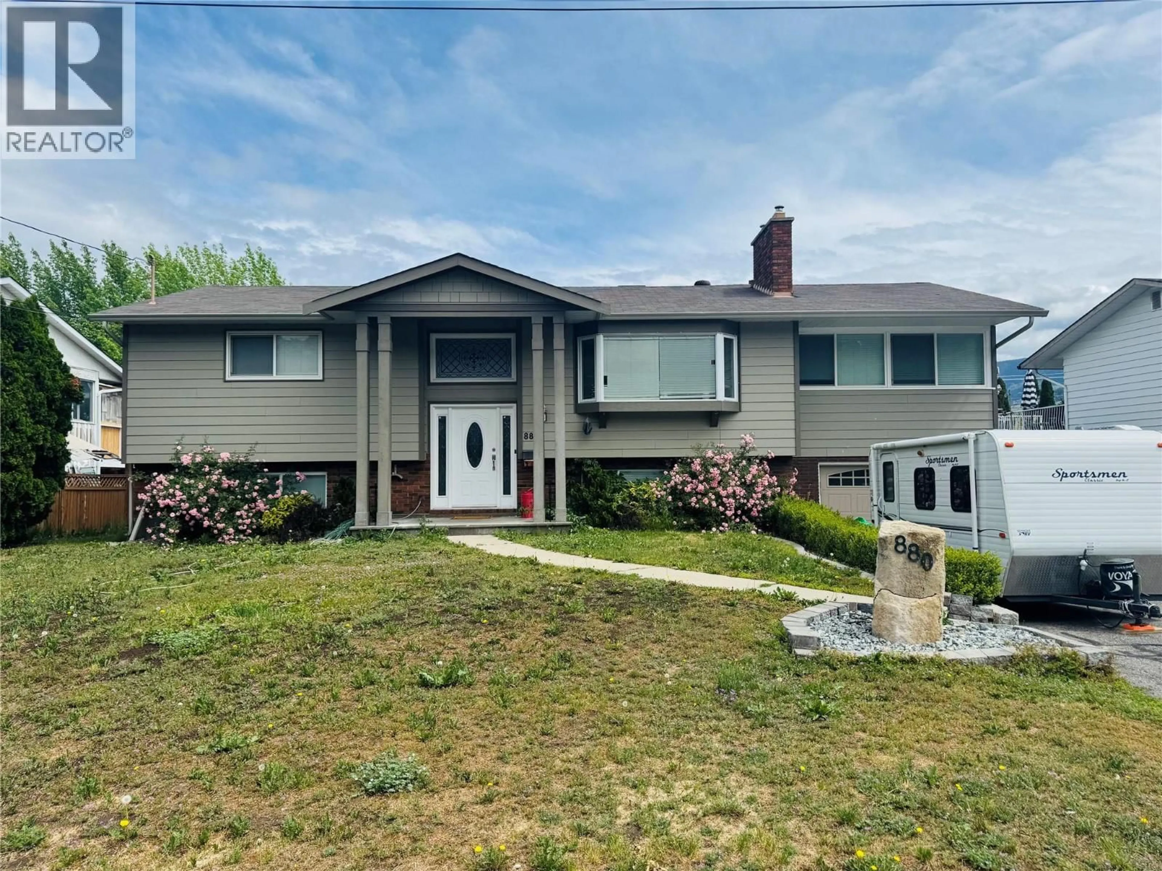 Home with vinyl exterior material, unknown for 880 TAMARACK DRIVE, Kelowna British Columbia V1X5M1