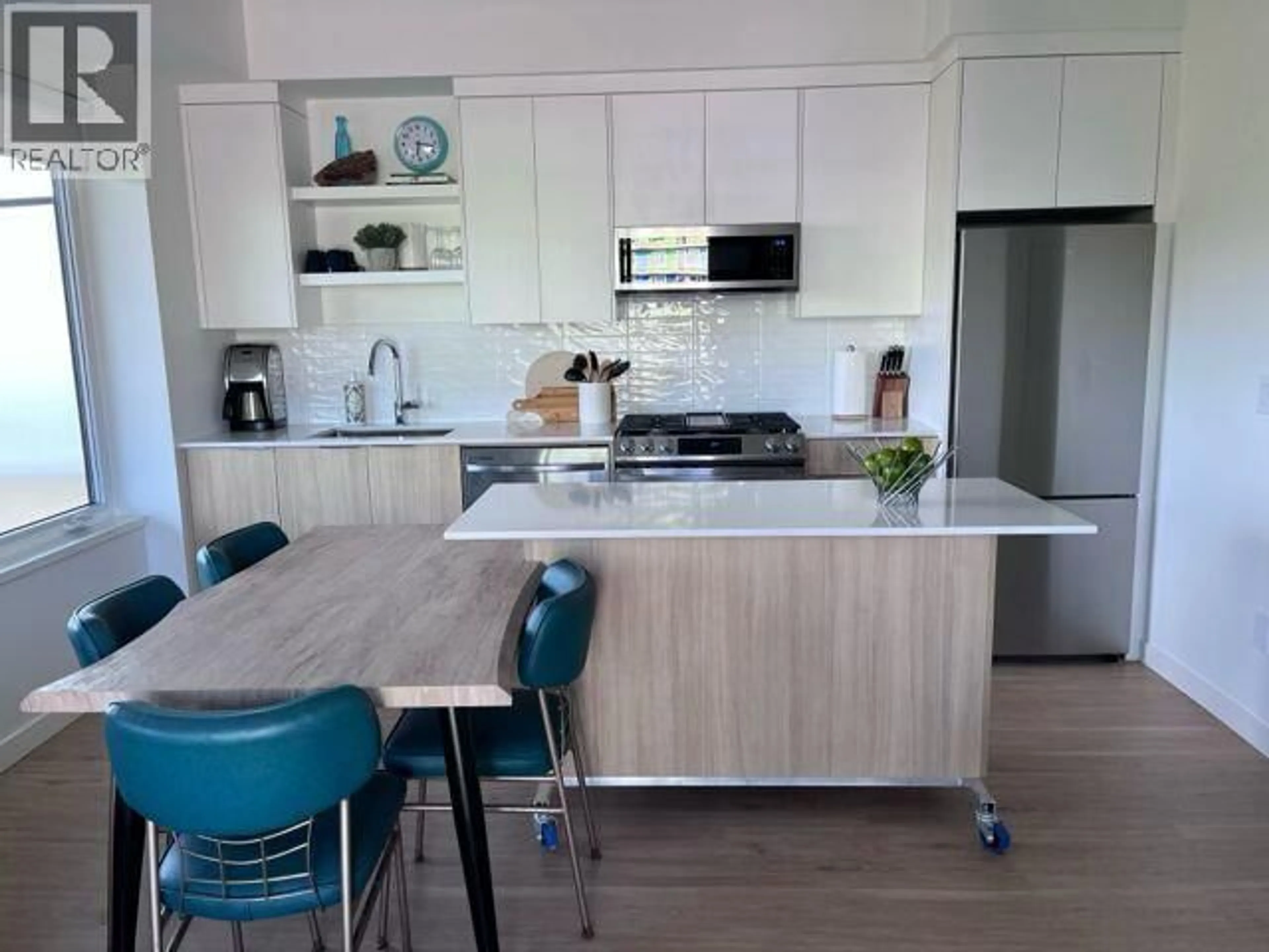 Open concept kitchen, wood/laminate floor for 402 - 417 CEDAR AVENUE, Kelowna British Columbia V1Y4X2