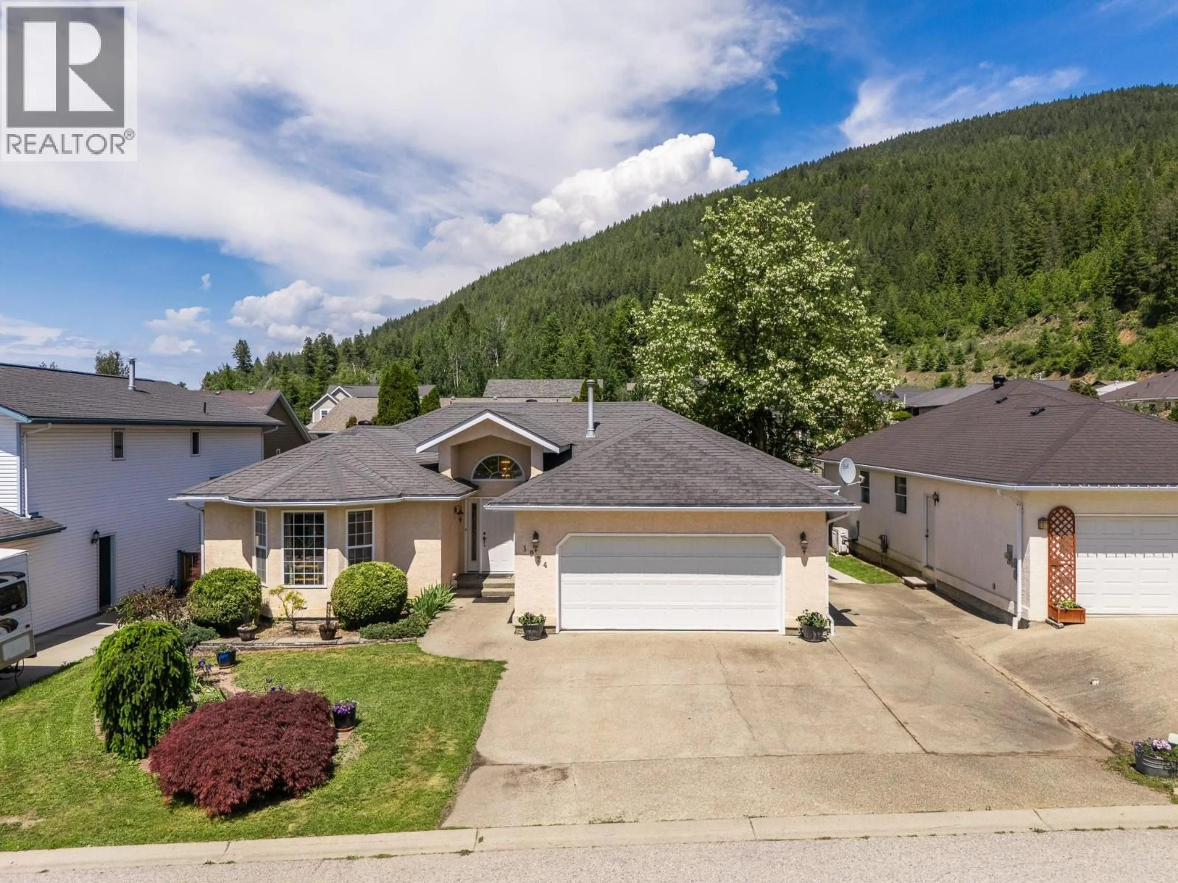 A pic from outside/outdoor area/front of a property/back of a property/a pic from drone, mountain view for 1924 HURL STREET, Creston British Columbia V0B1G4