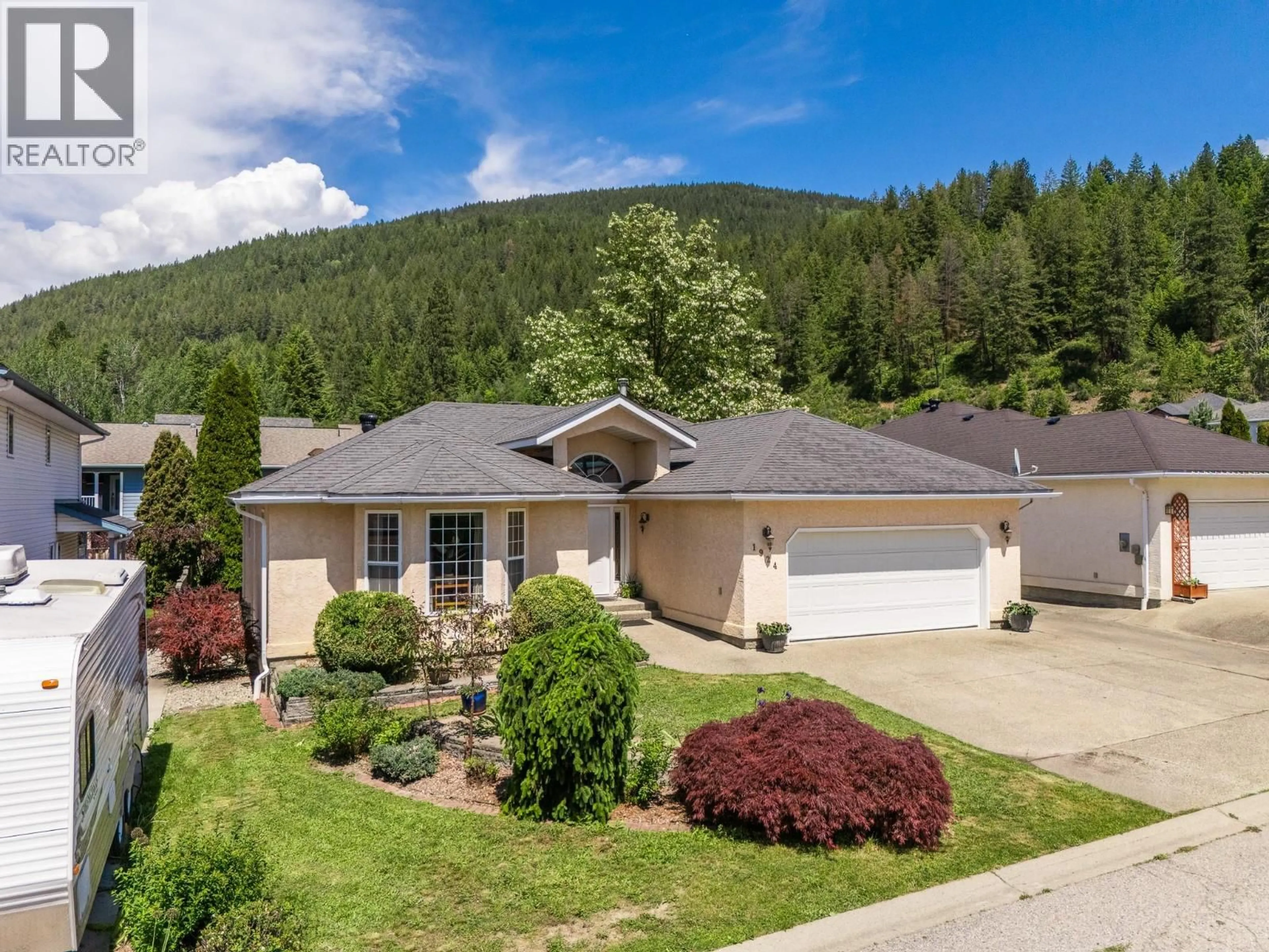 A pic from outside/outdoor area/front of a property/back of a property/a pic from drone, mountain view for 1924 HURL STREET, Creston British Columbia V0B1G4