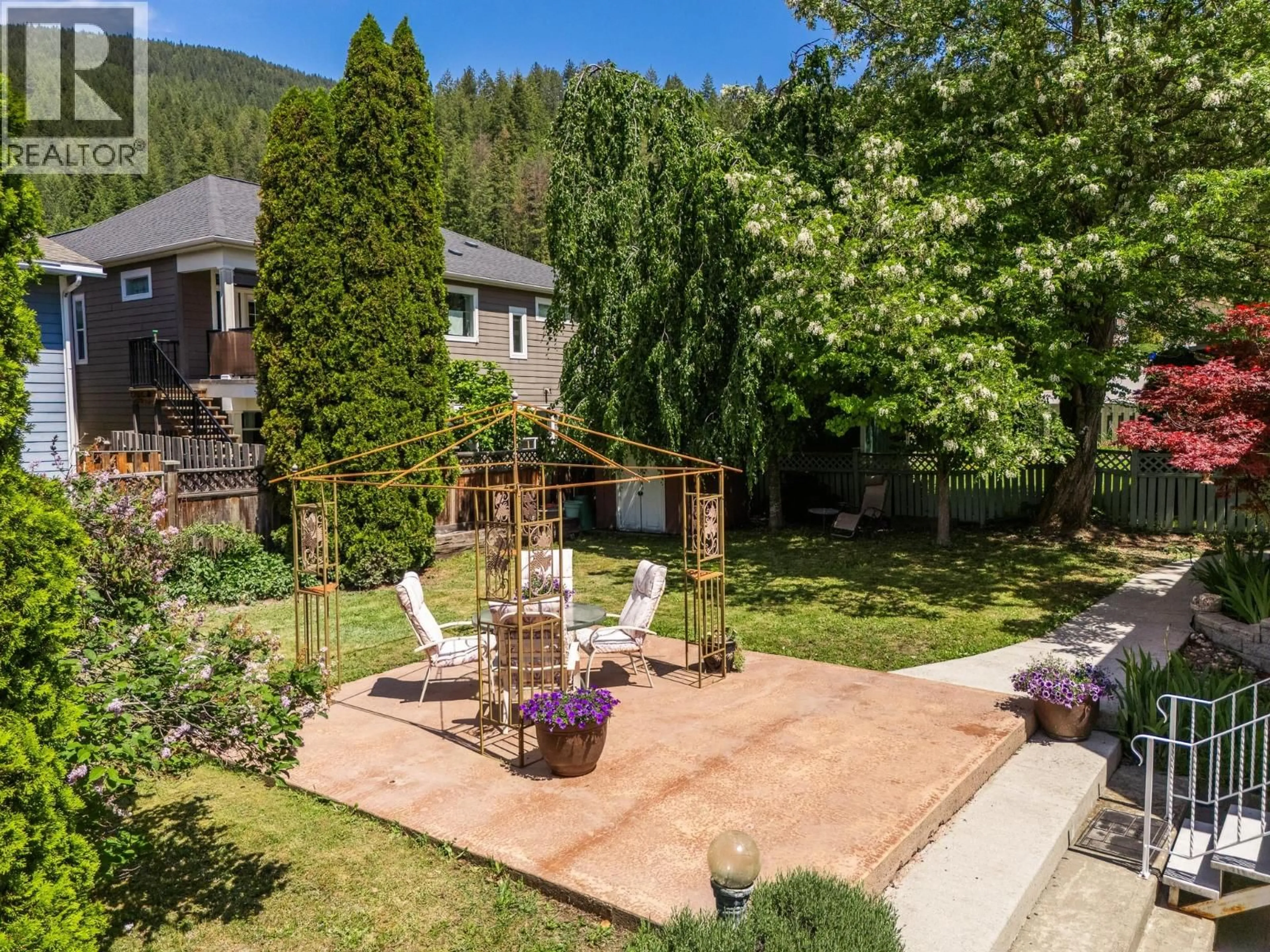 Patio, mountain view for 1924 HURL STREET, Creston British Columbia V0B1G4