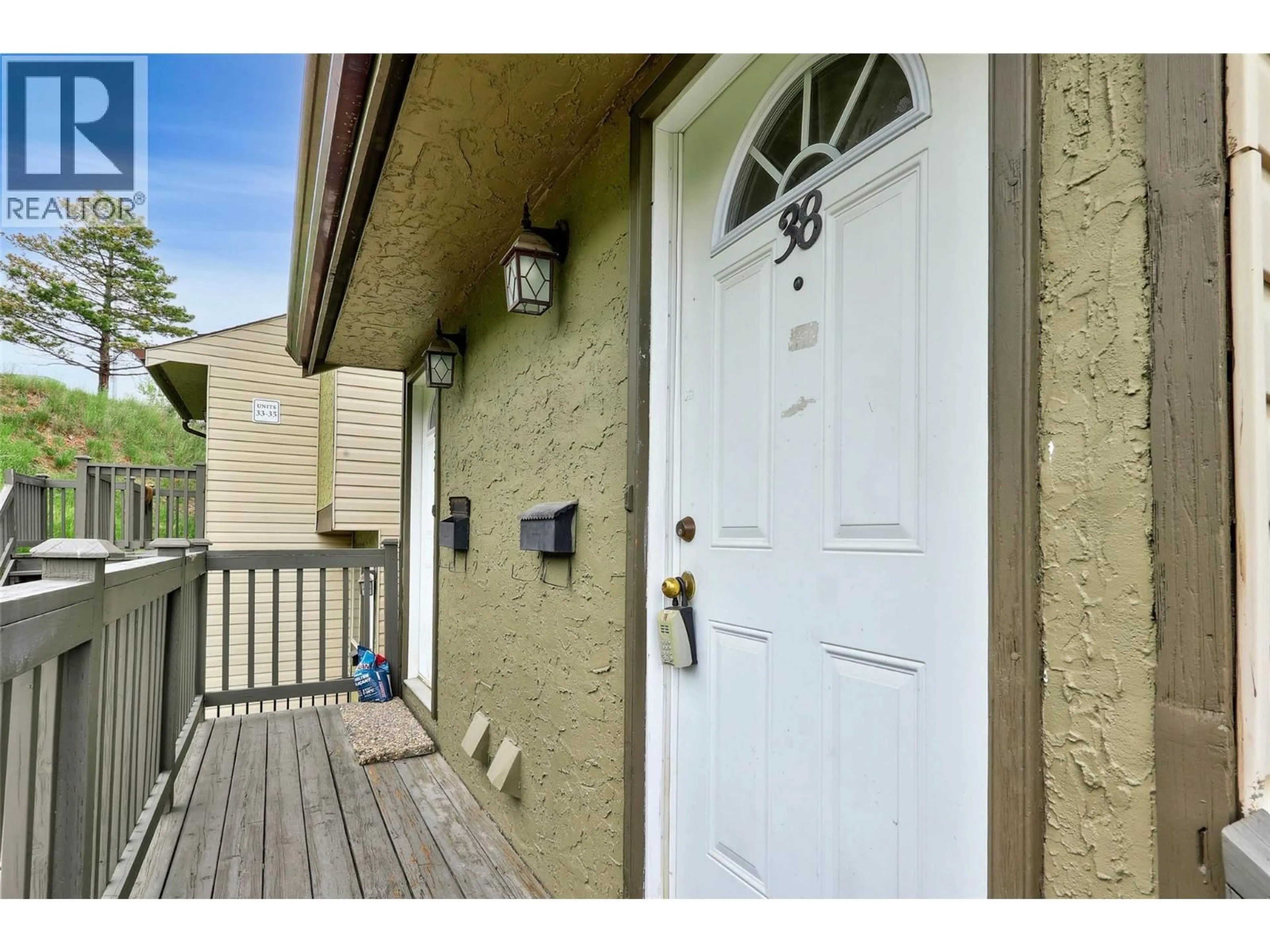 Indoor entryway for 38 - 1750 SUMMIT DRIVE, Kamloops British Columbia V2E1Y1