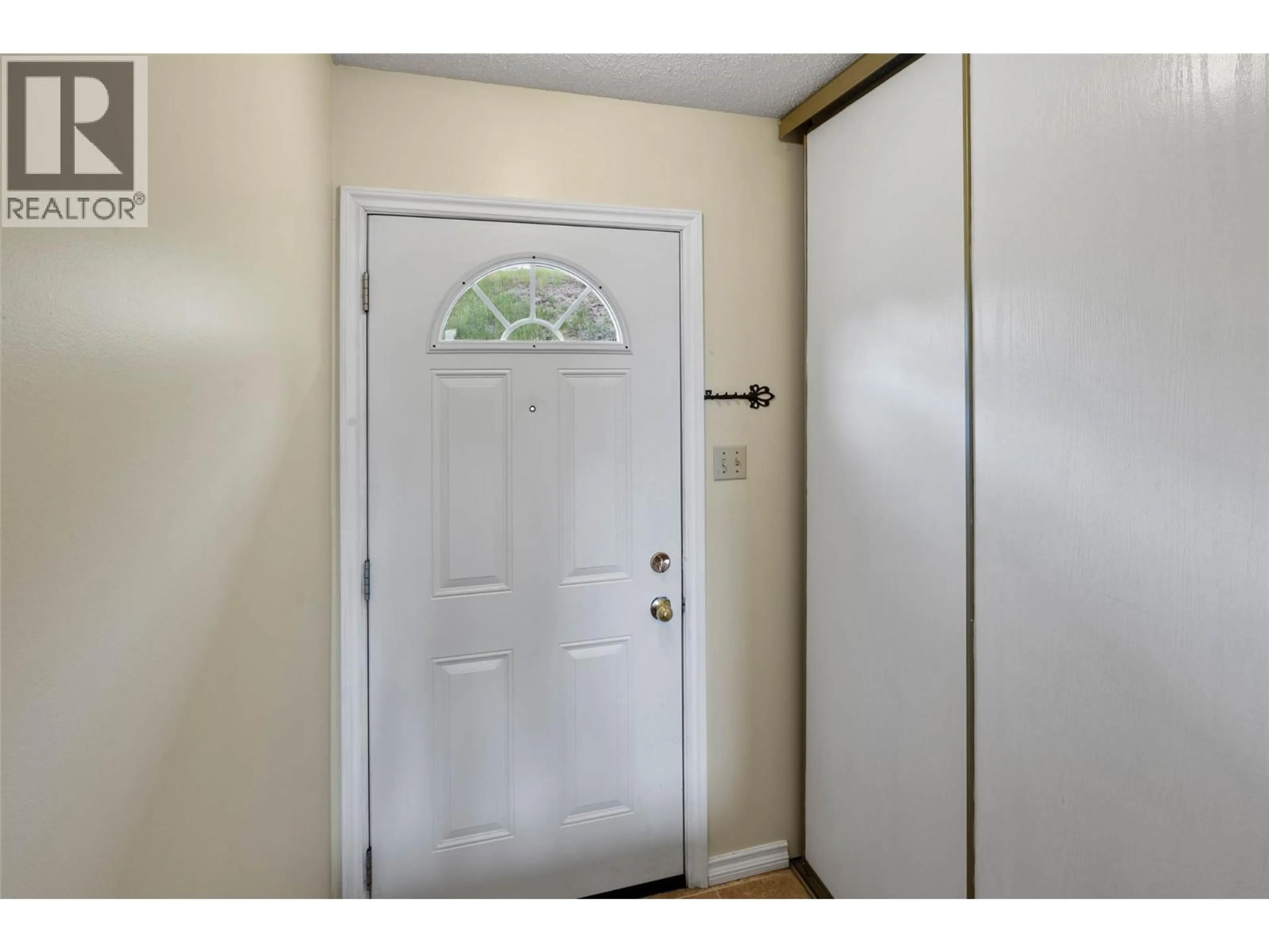 Indoor entryway for 38 - 1750 SUMMIT DRIVE, Kamloops British Columbia V2E1Y1