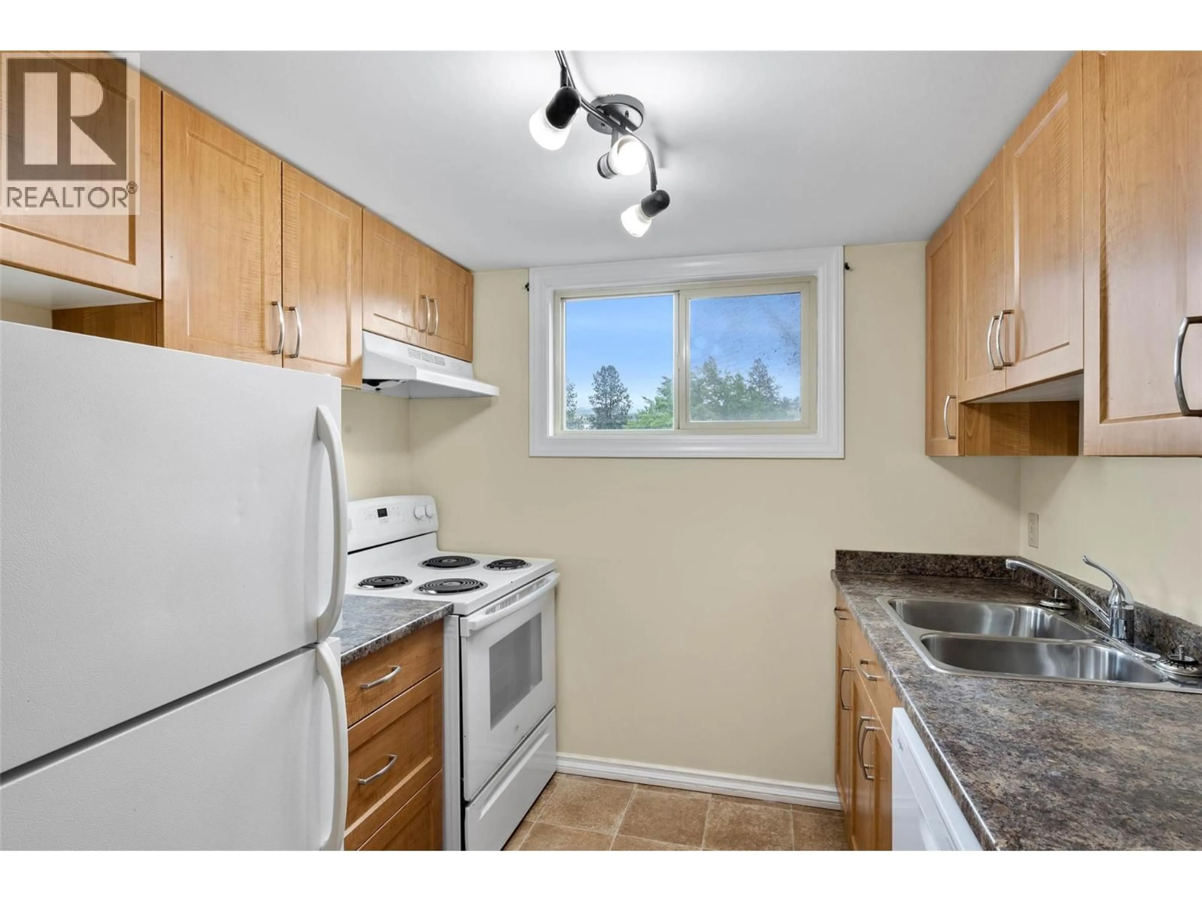 Standard kitchen, unknown for 38 - 1750 SUMMIT DRIVE, Kamloops British Columbia V2E1Y1