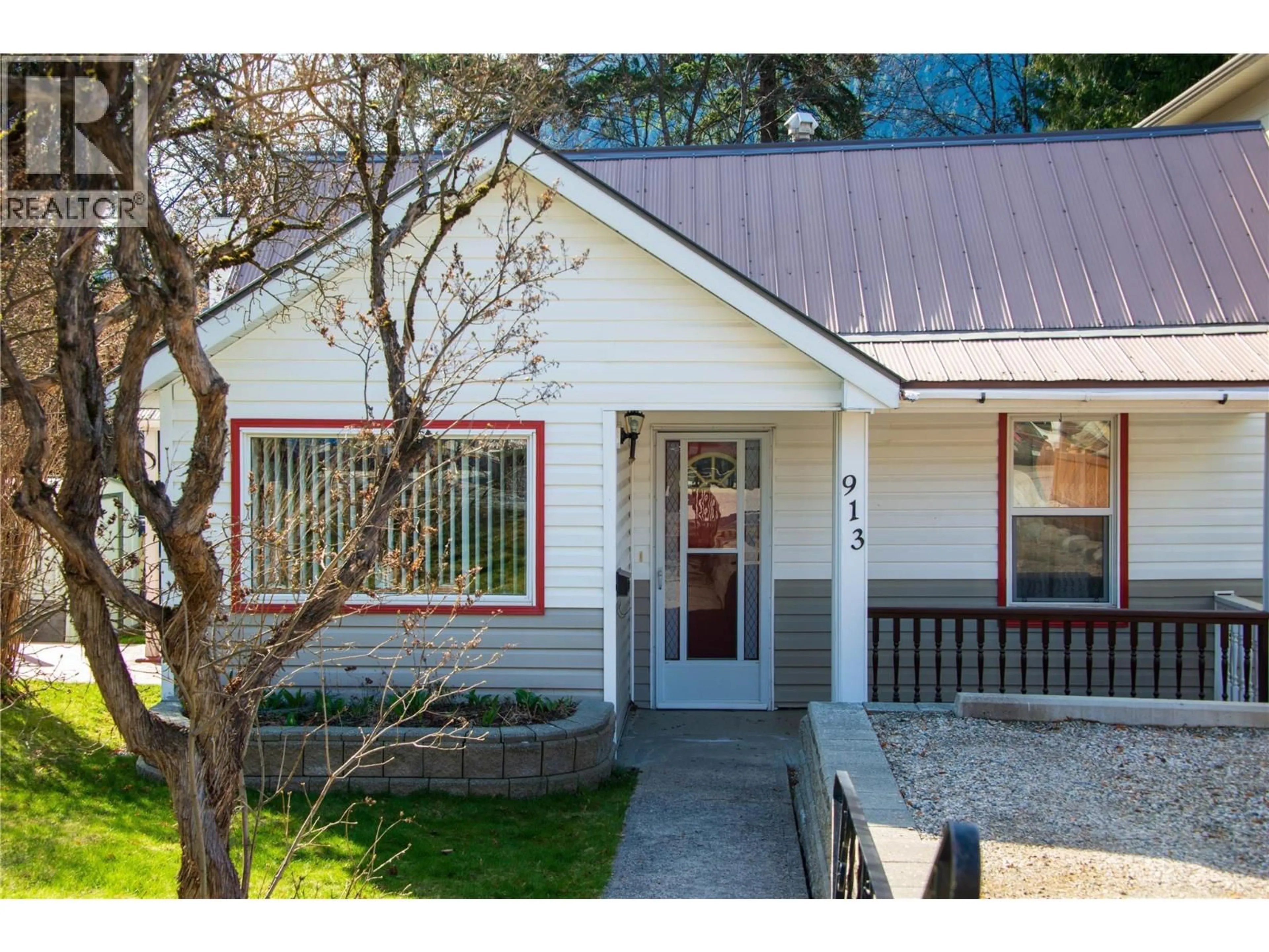 Home with vinyl exterior material, street for 913 SIXTH STREET, Nelson British Columbia V1L2Z4