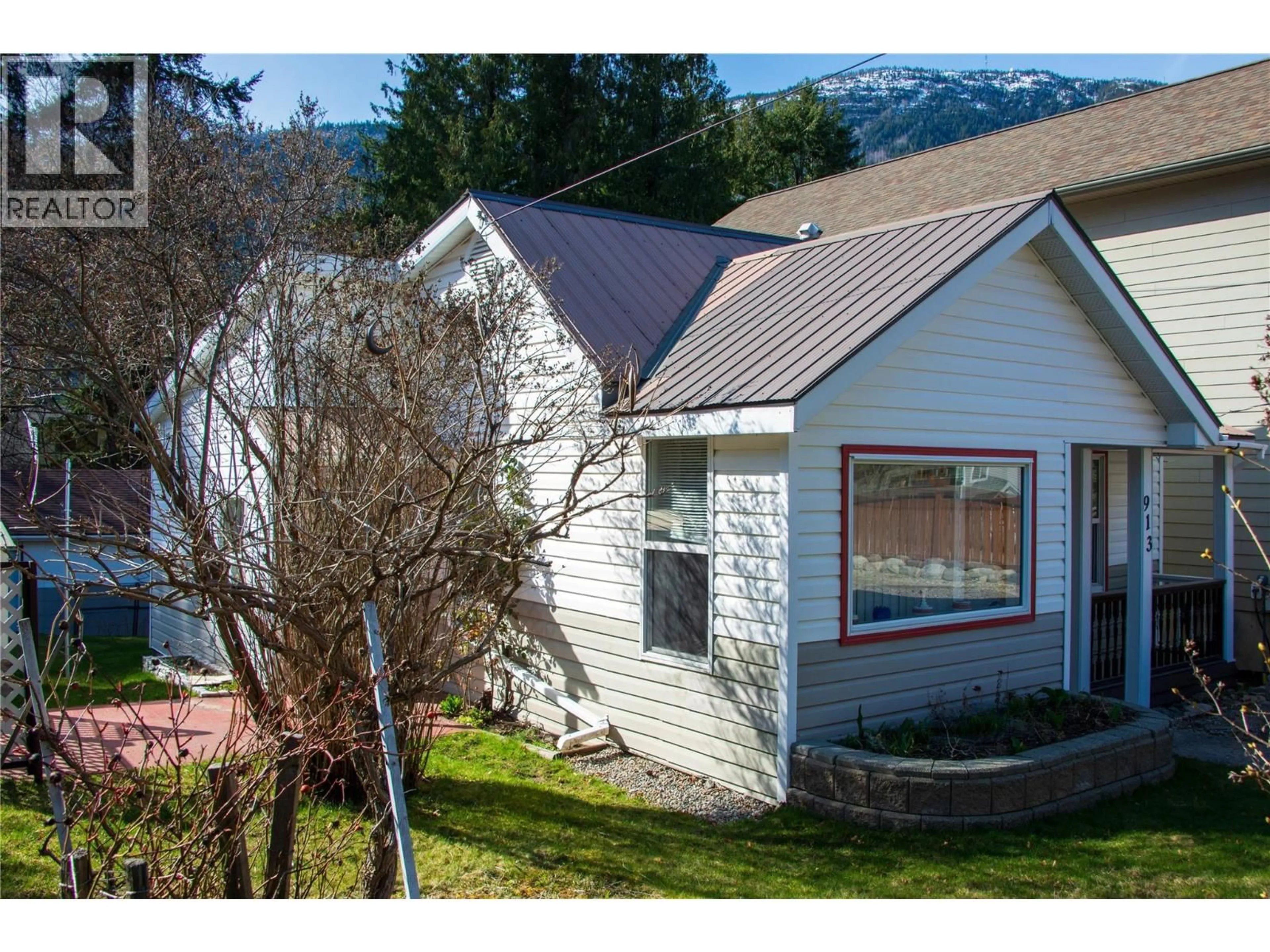 A pic from outside/outdoor area/front of a property/back of a property/a pic from drone, mountain view for 913 SIXTH STREET, Nelson British Columbia V1L2Z4