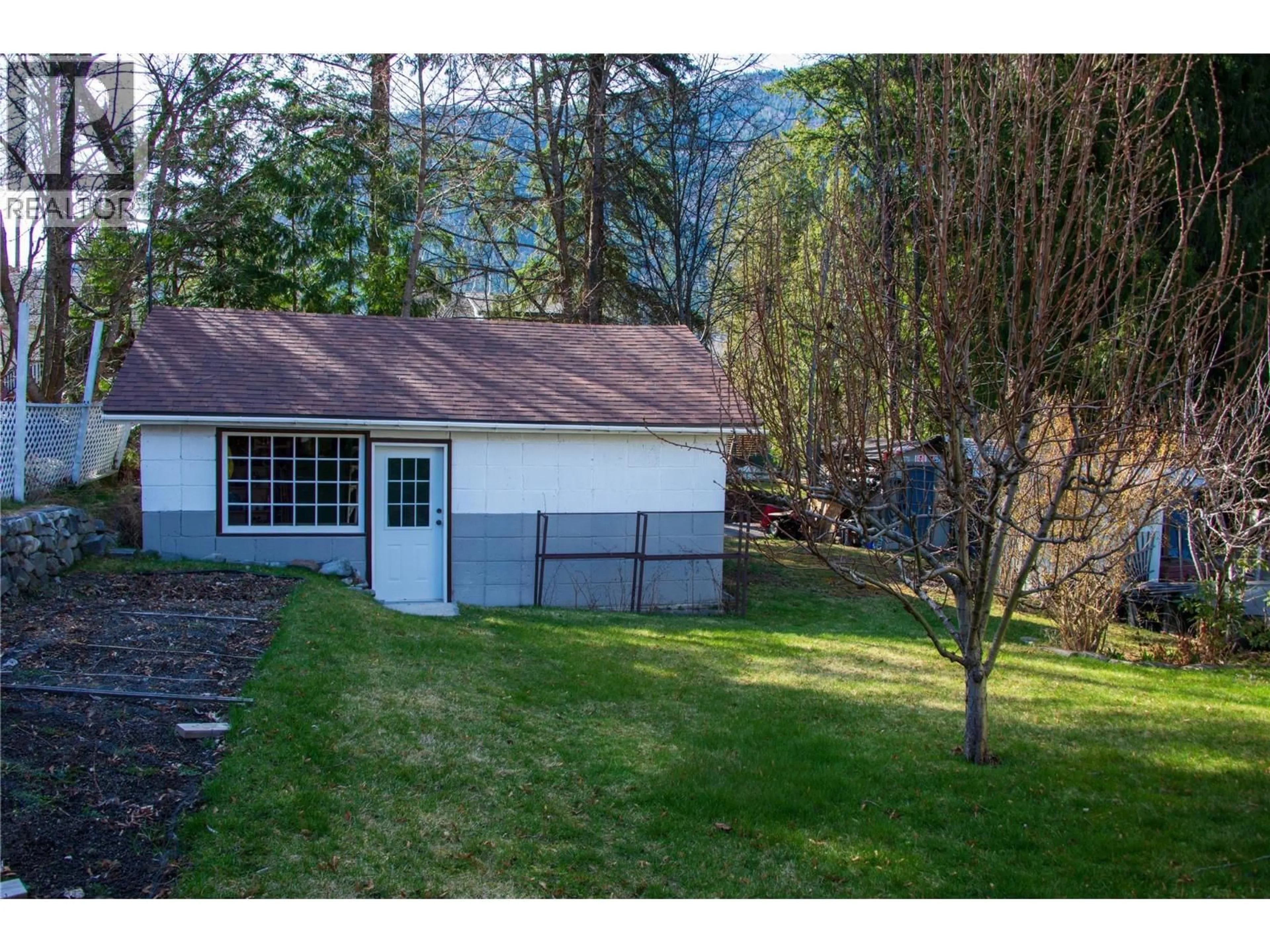 A pic from outside/outdoor area/front of a property/back of a property/a pic from drone, unknown for 913 SIXTH STREET, Nelson British Columbia V1L2Z4
