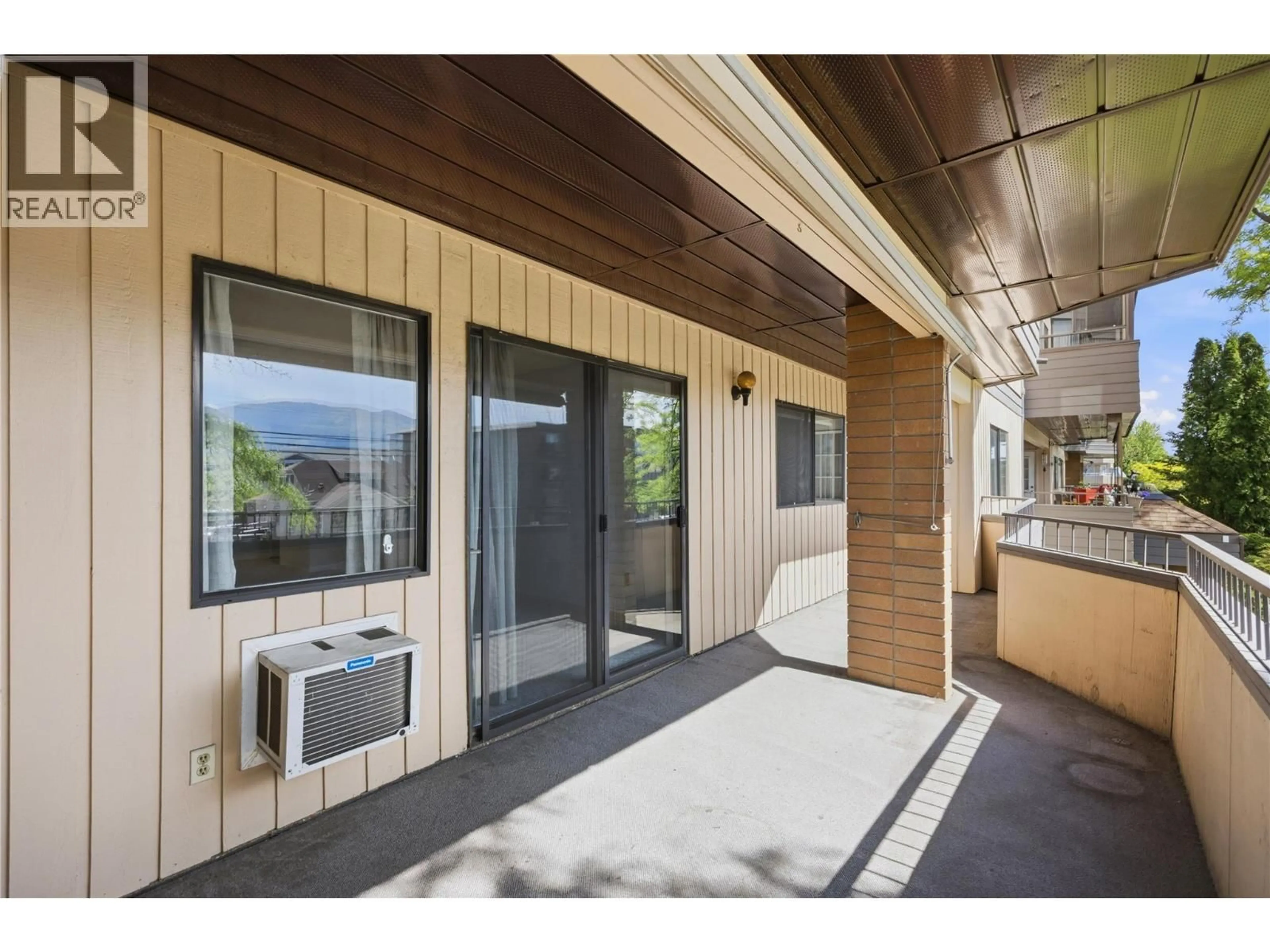 Indoor foyer for 202 - 740 WINNIPEG STREET, Penticton British Columbia V2A5N3