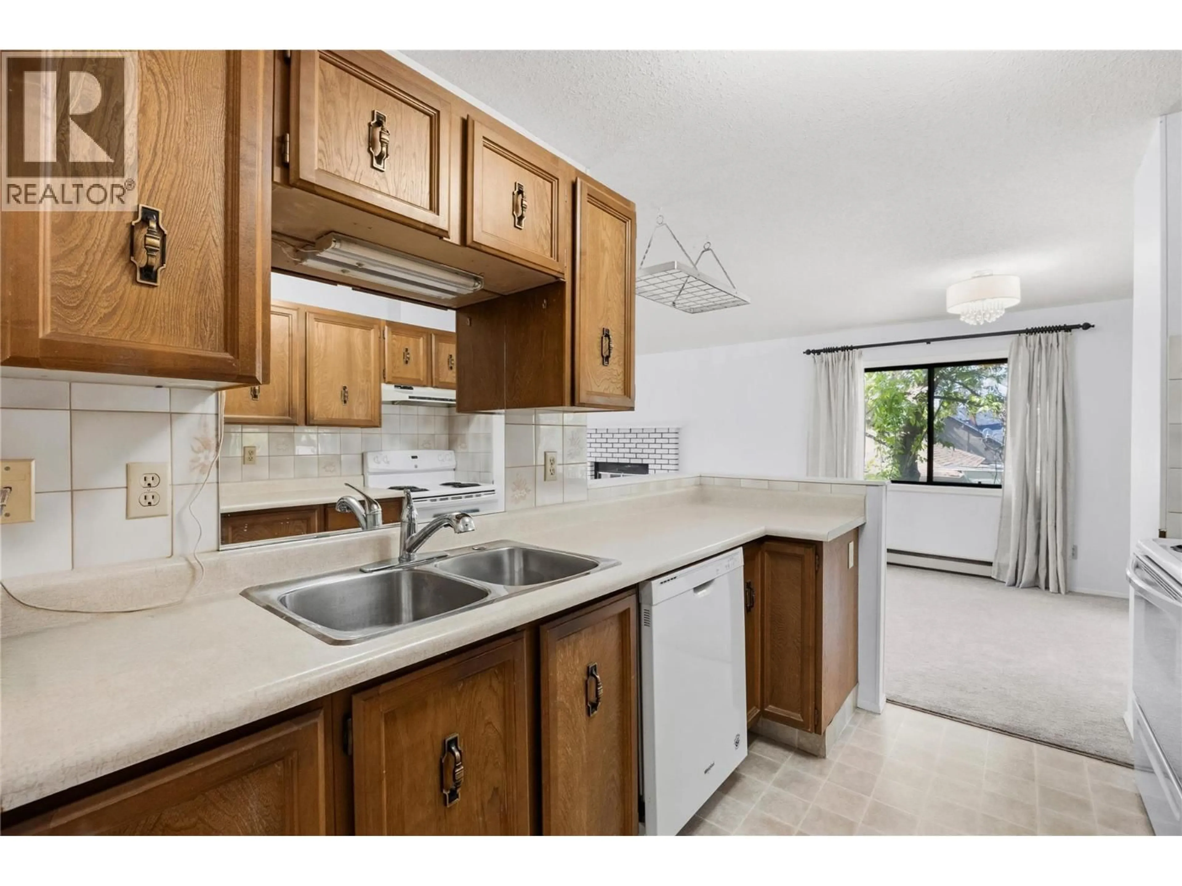Standard kitchen, ceramic/tile floor for 202 - 740 WINNIPEG STREET, Penticton British Columbia V2A5N3
