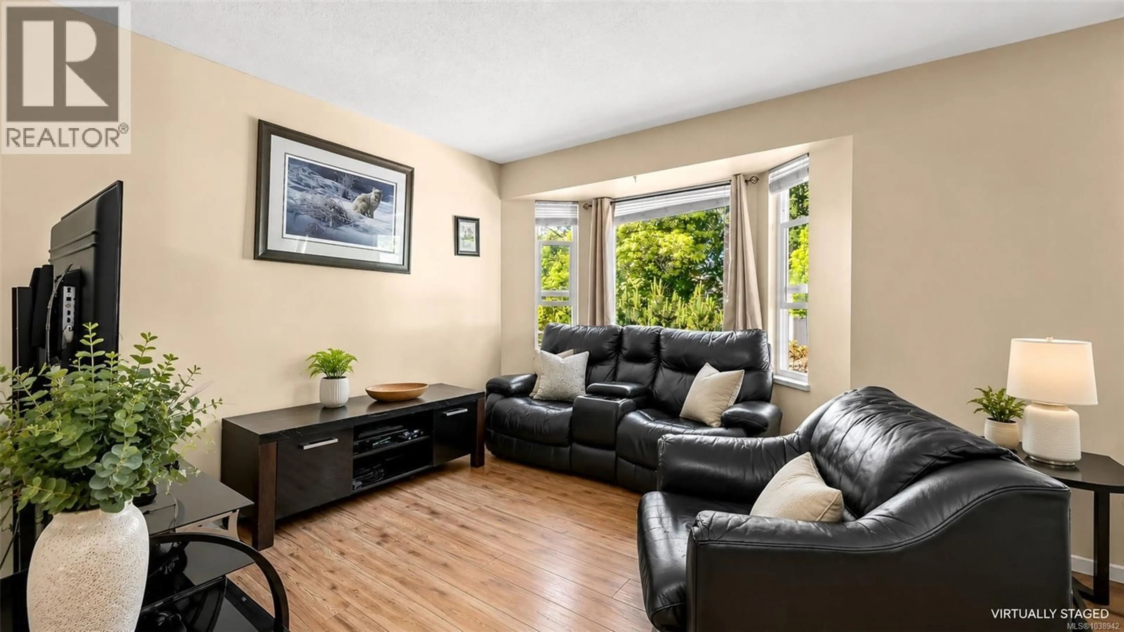 Living room with furniture, wood/laminate floor for 18 - 1535 DINGWALL ROAD, Courtenay British Columbia V9N3S8