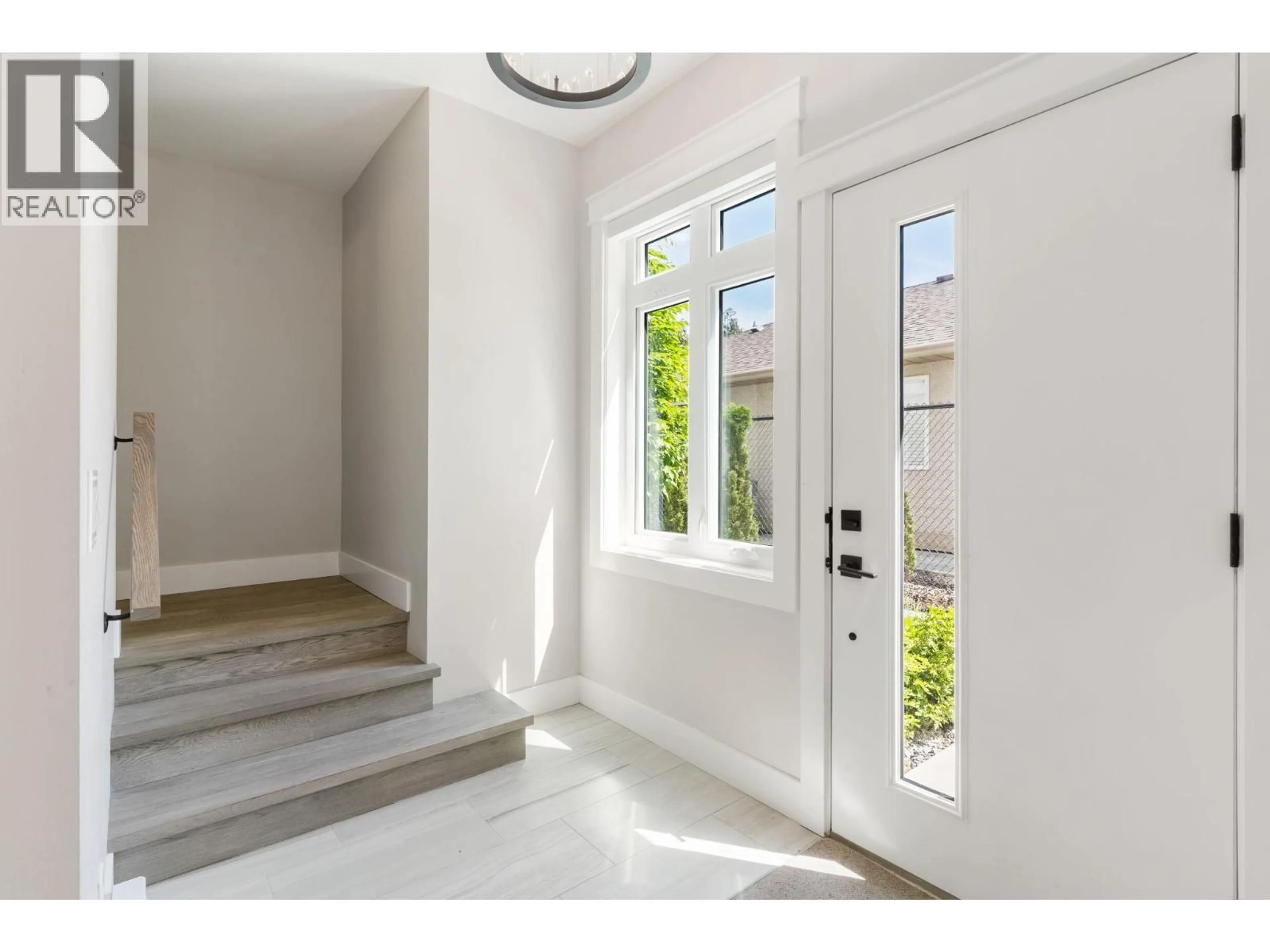 Indoor entryway for 103 - 222 LEE AVENUE, Penticton British Columbia V2A0G2