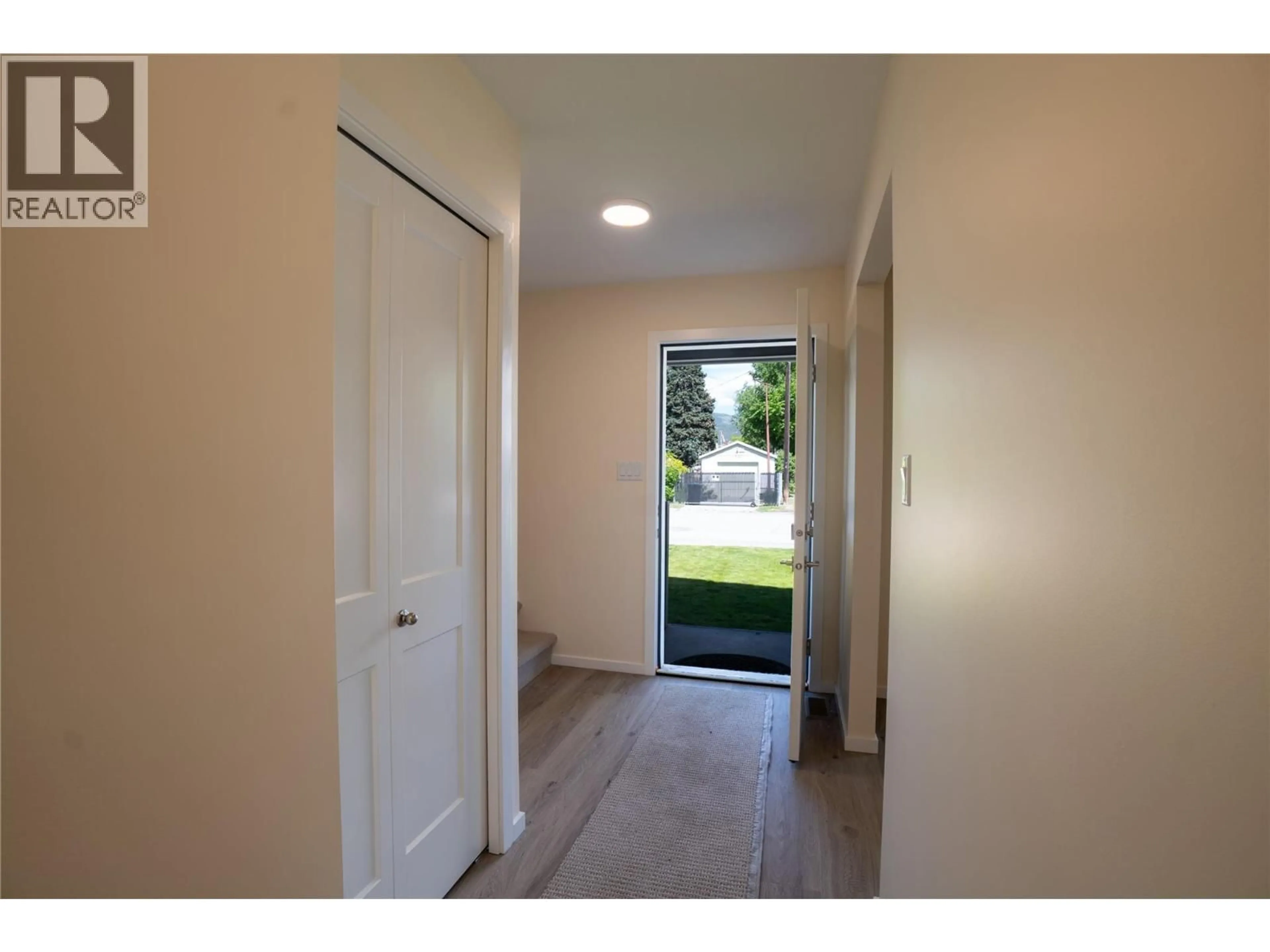 Indoor entryway for 102 - 183 MAPLE STREET, Penticton British Columbia V2A5V4