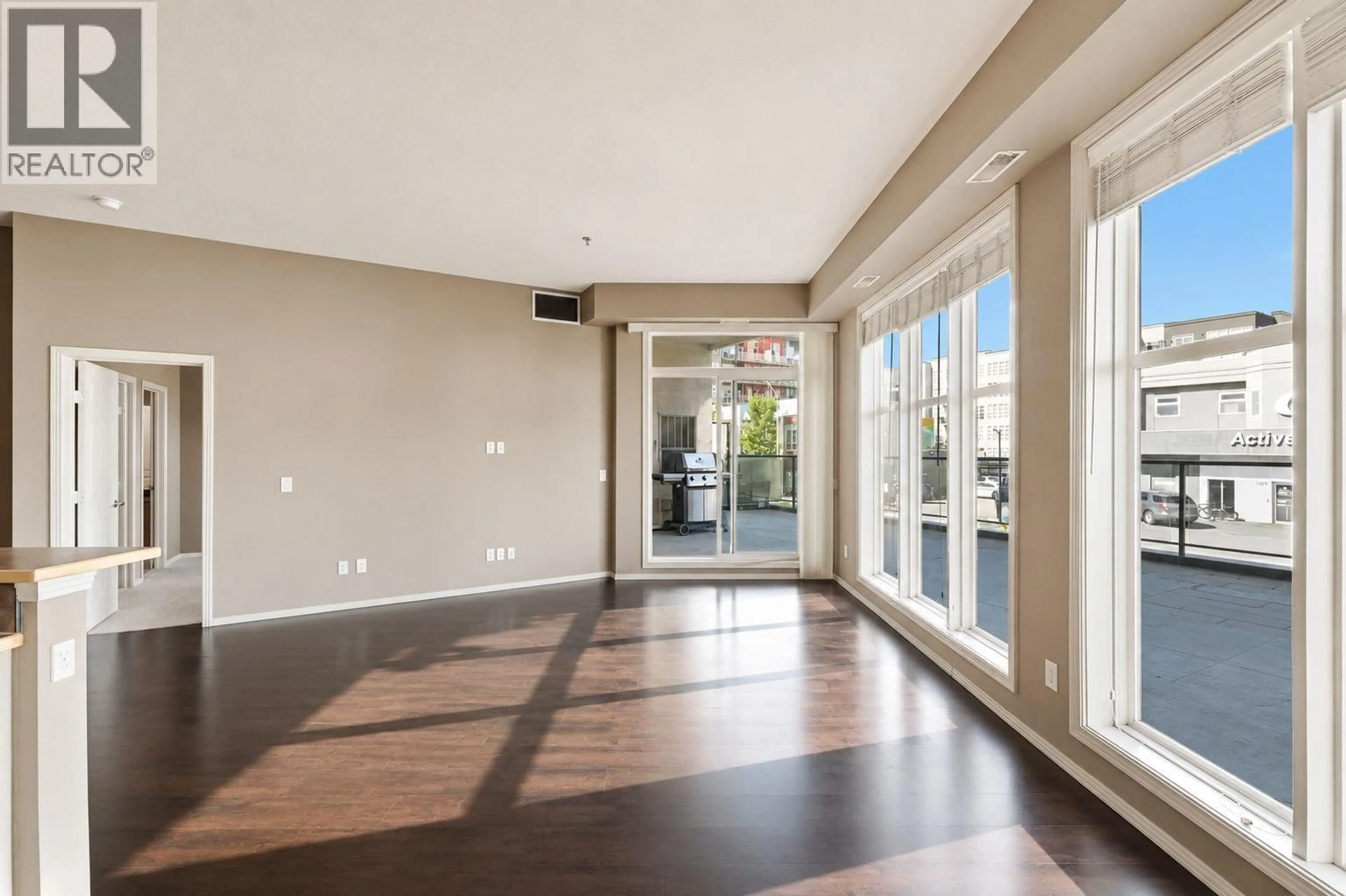 Indoor foyer for 102 - 1327 ST. PAUL STREET, Kelowna British Columbia V1Y2E2
